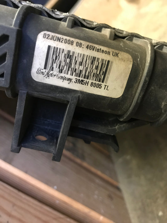 Ford Focus Køler Med OEM Nr. 3M5H8005RH Fra Ford Ophugger