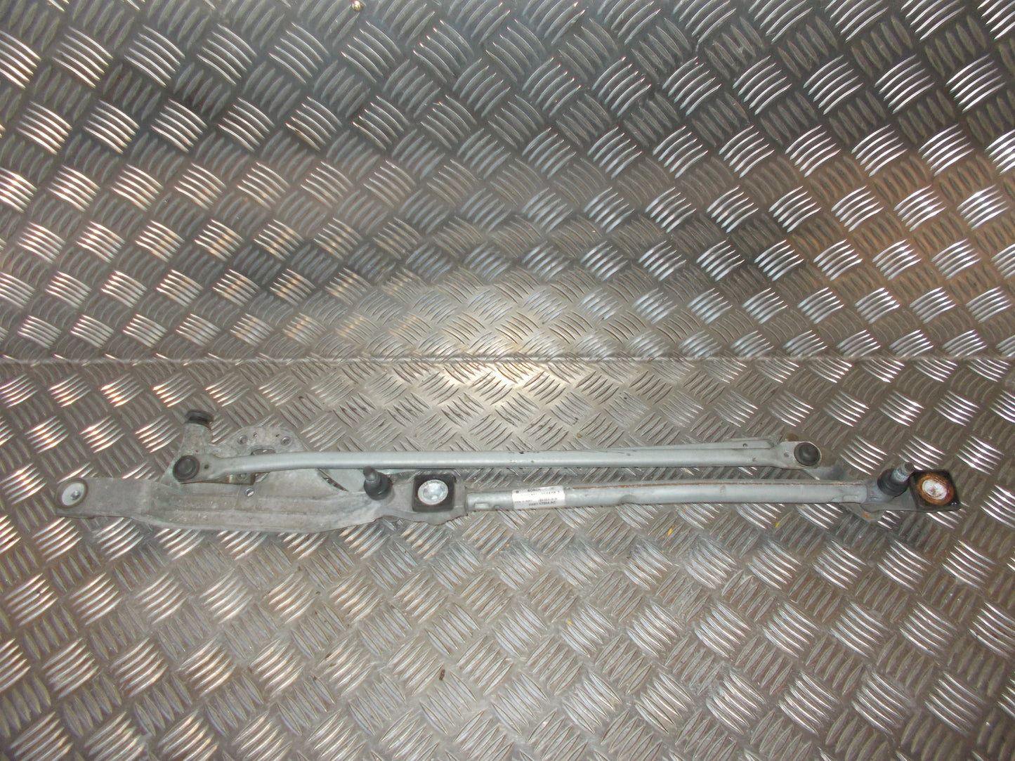 Ford Focus Viskertræk Med OEM Nr. 4M5117504AC Fra Ford Ophugger