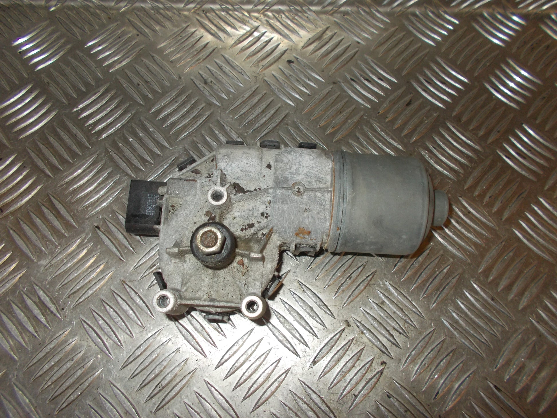 Ford Focus Viskermotor Med OEM Nr. 0390241731 Fra Ford Ophugger