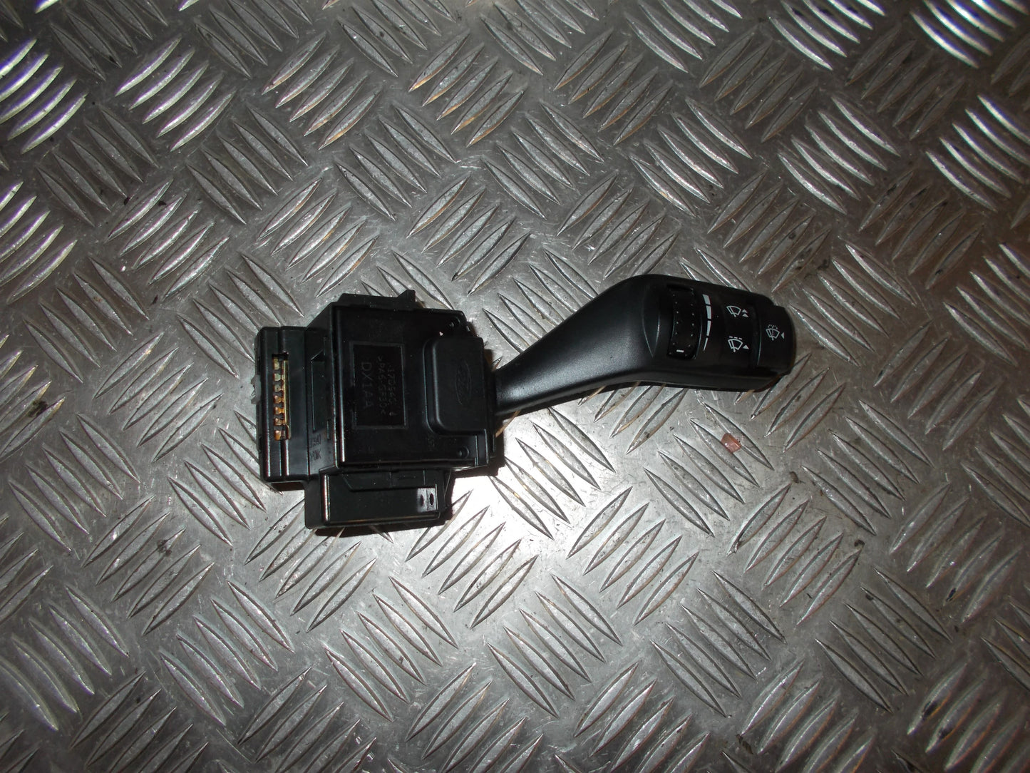 Ford Focus Kontakt Visker Med OEM Nr. 17D9404 Fra Ford Ophugger