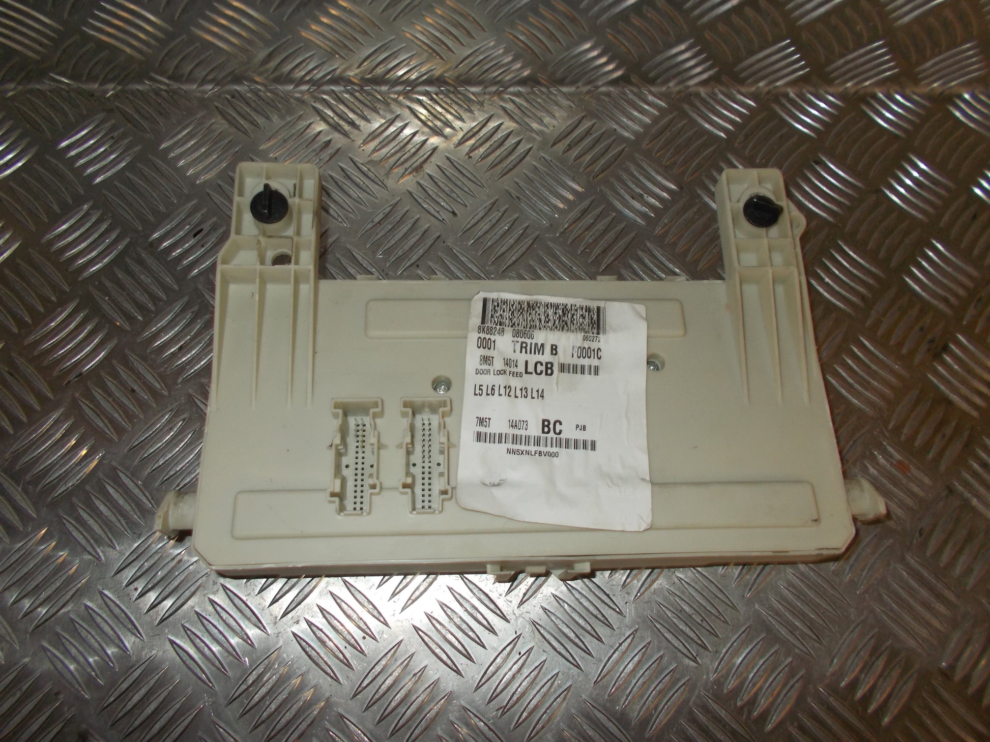 Ford Focus Sikringsboks Med OEM Nr. 7M5T14A073BC Fra Ford Ophugger