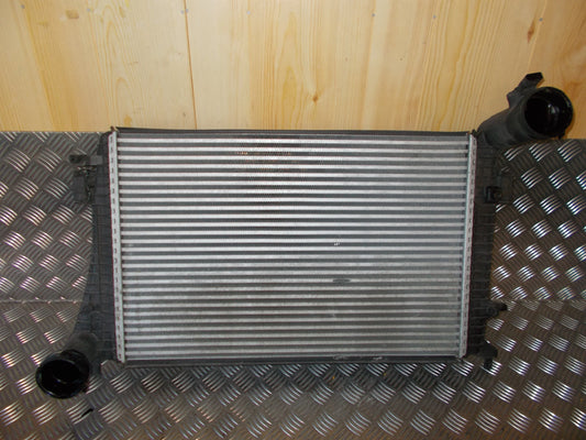 VW Passat 3C Køler Intercooler Med OEM Nr. 3C0145803F Fra VW Ophugger