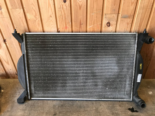 Audi A4 Køler Med OEM Nr. 8E0121251AF Fra Audi Ophugger