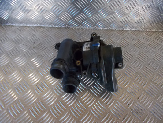 Audi A4 8K Termostathus Med OEM Nr. 06J121026G Fra Audi Ophugger