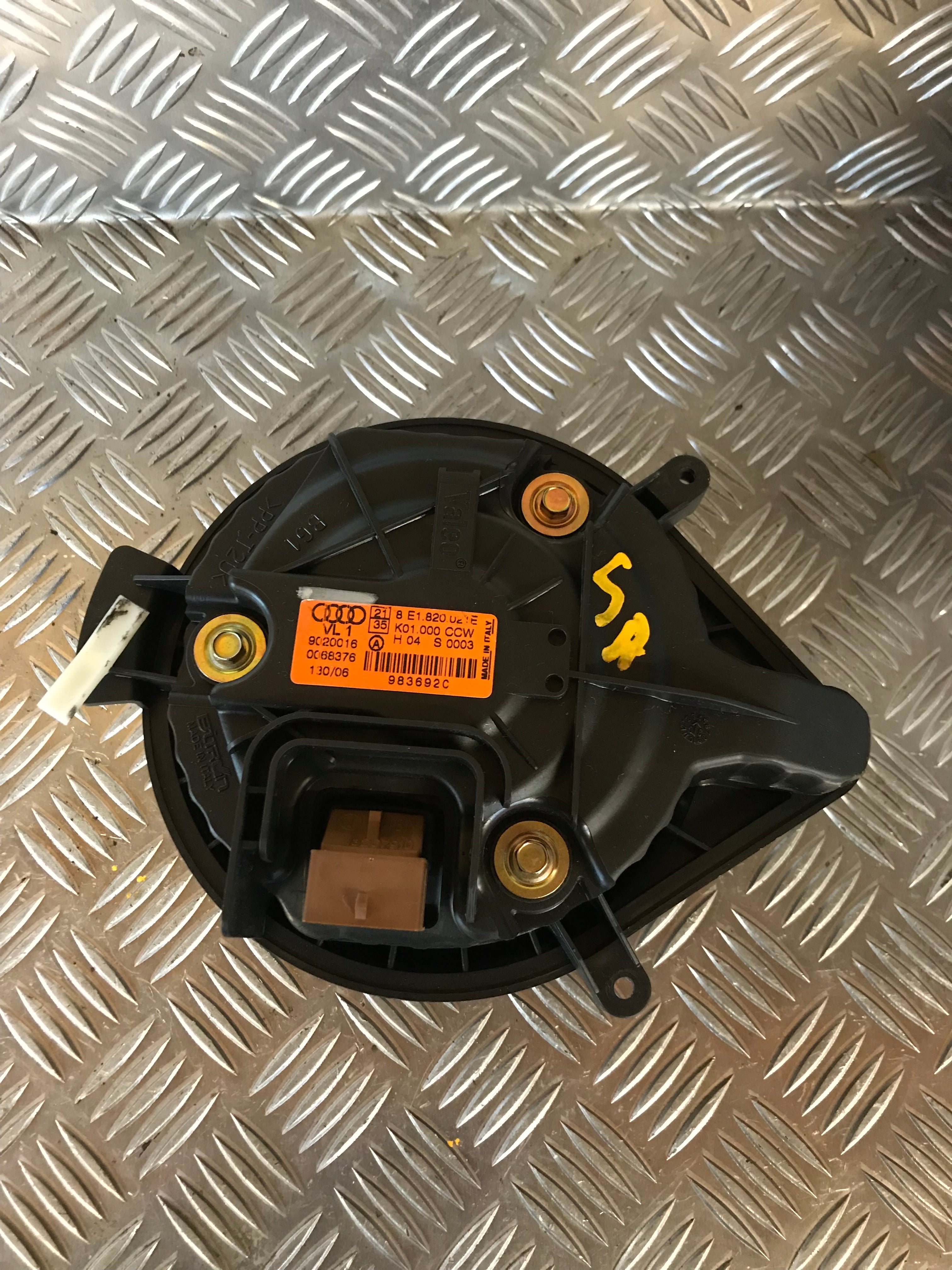 Audi A4 Varmeblæser Med OEM Nr. 8E1820021E Fra Audi Ophugger