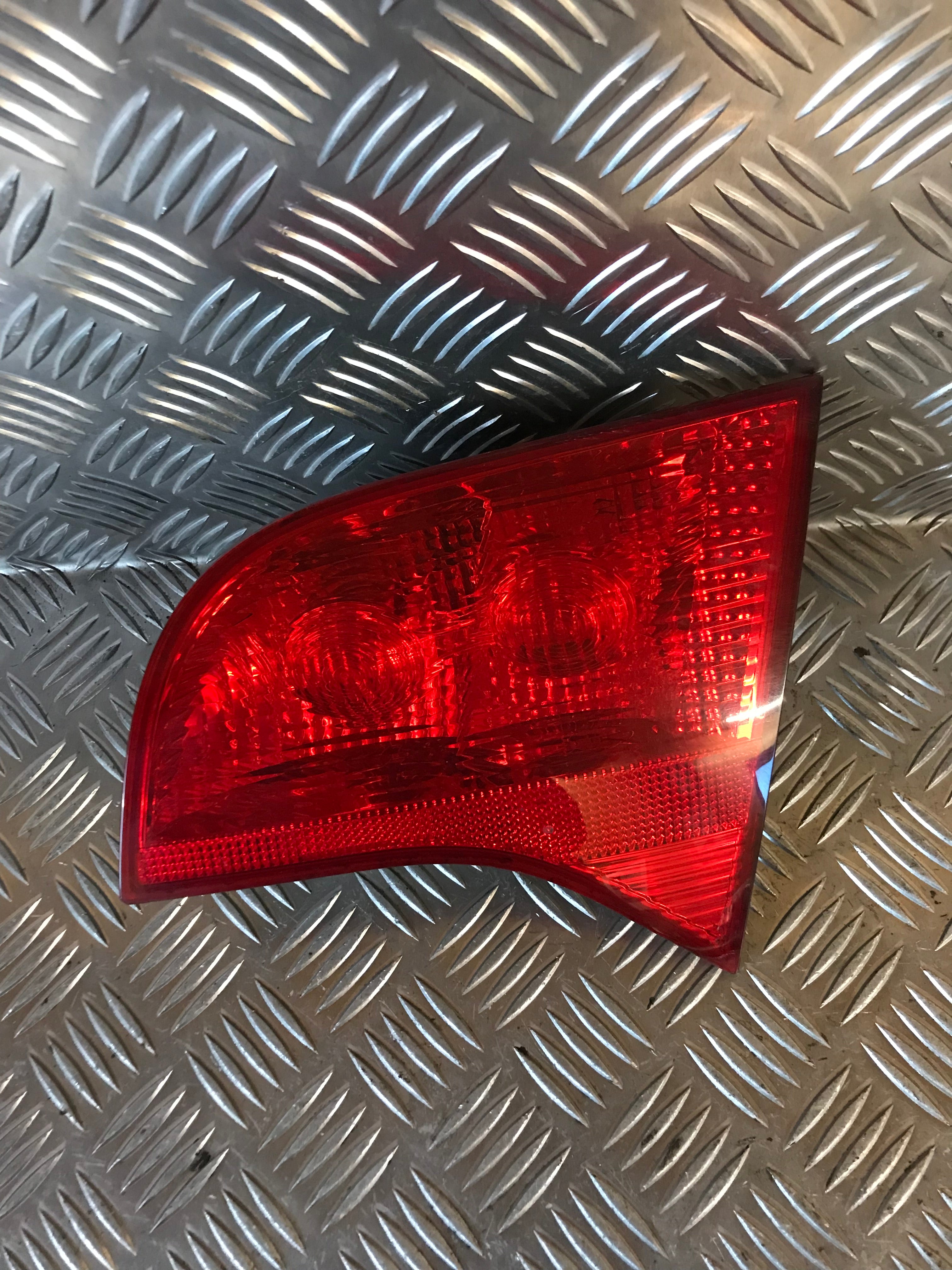 Audi A4 Baglygte Med OEM Nr. 8E9945093 Fra Audi Ophugger