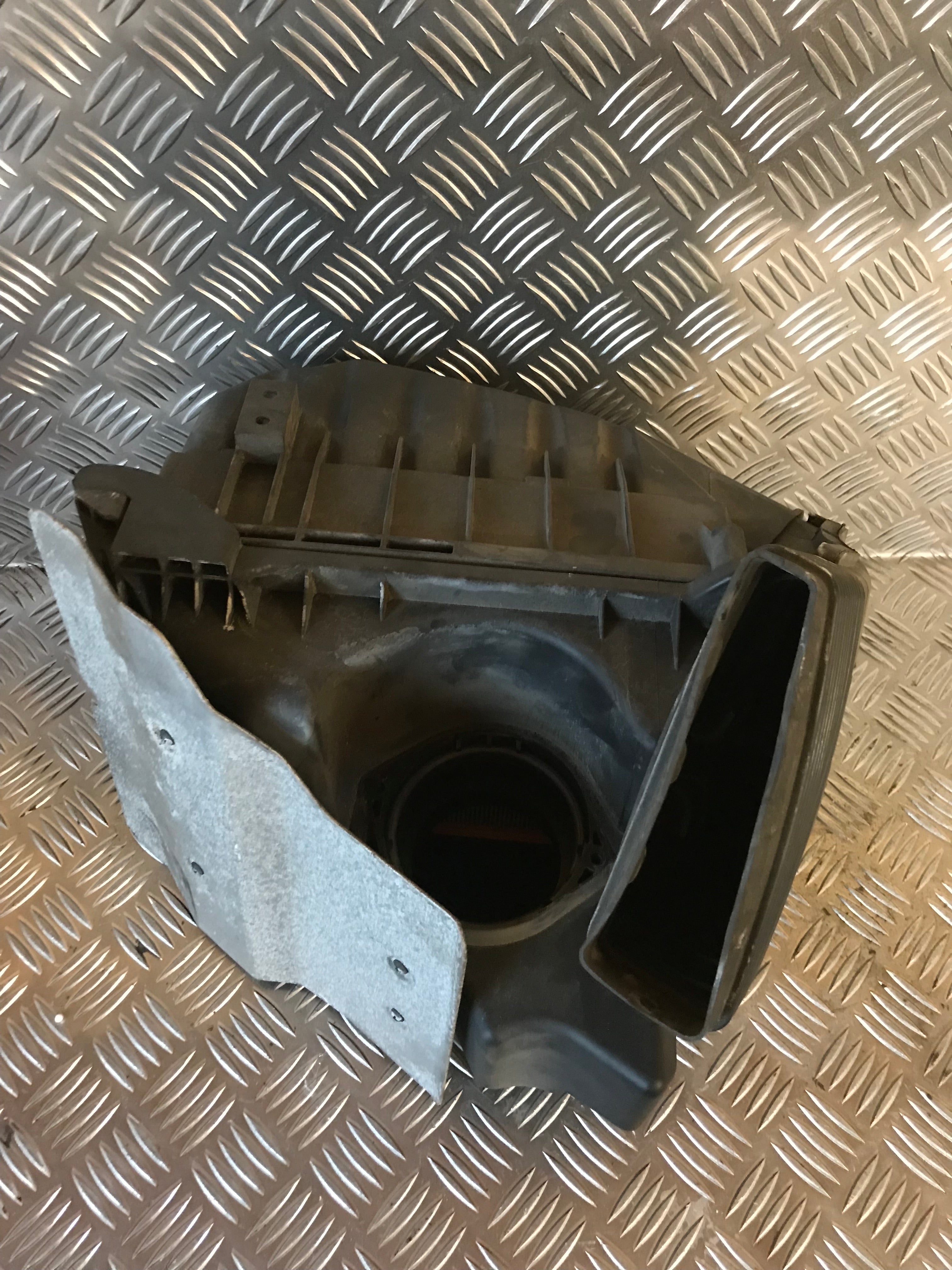 Audi A4 Luftfilterkasse  Med OEM Nr. 03G133835 Fra Audi Ophugger