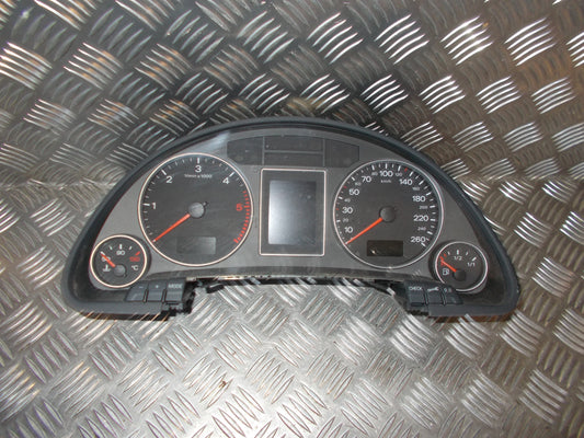 Audi A4 Speedometer - Instrument Med OEM Nr. 8E0920901D Fra Audi Ophugger
