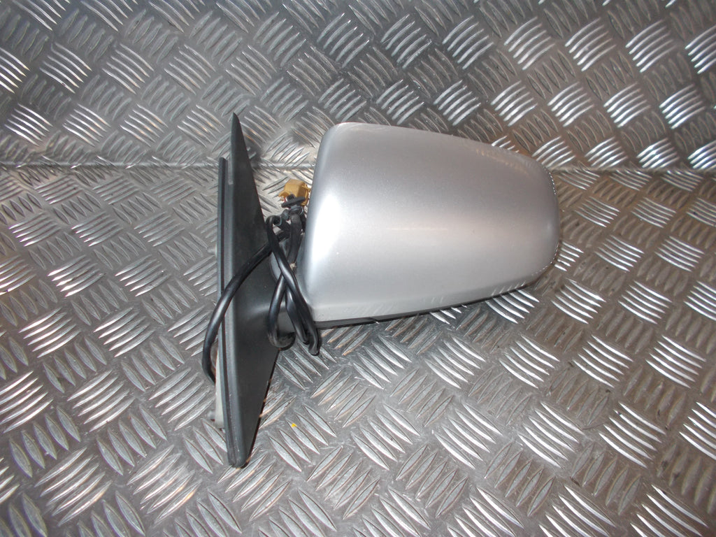 Audi A4 Sikkerhedsseler For Med OEM Nr. 8E0857705F Fra Audi Ophugger