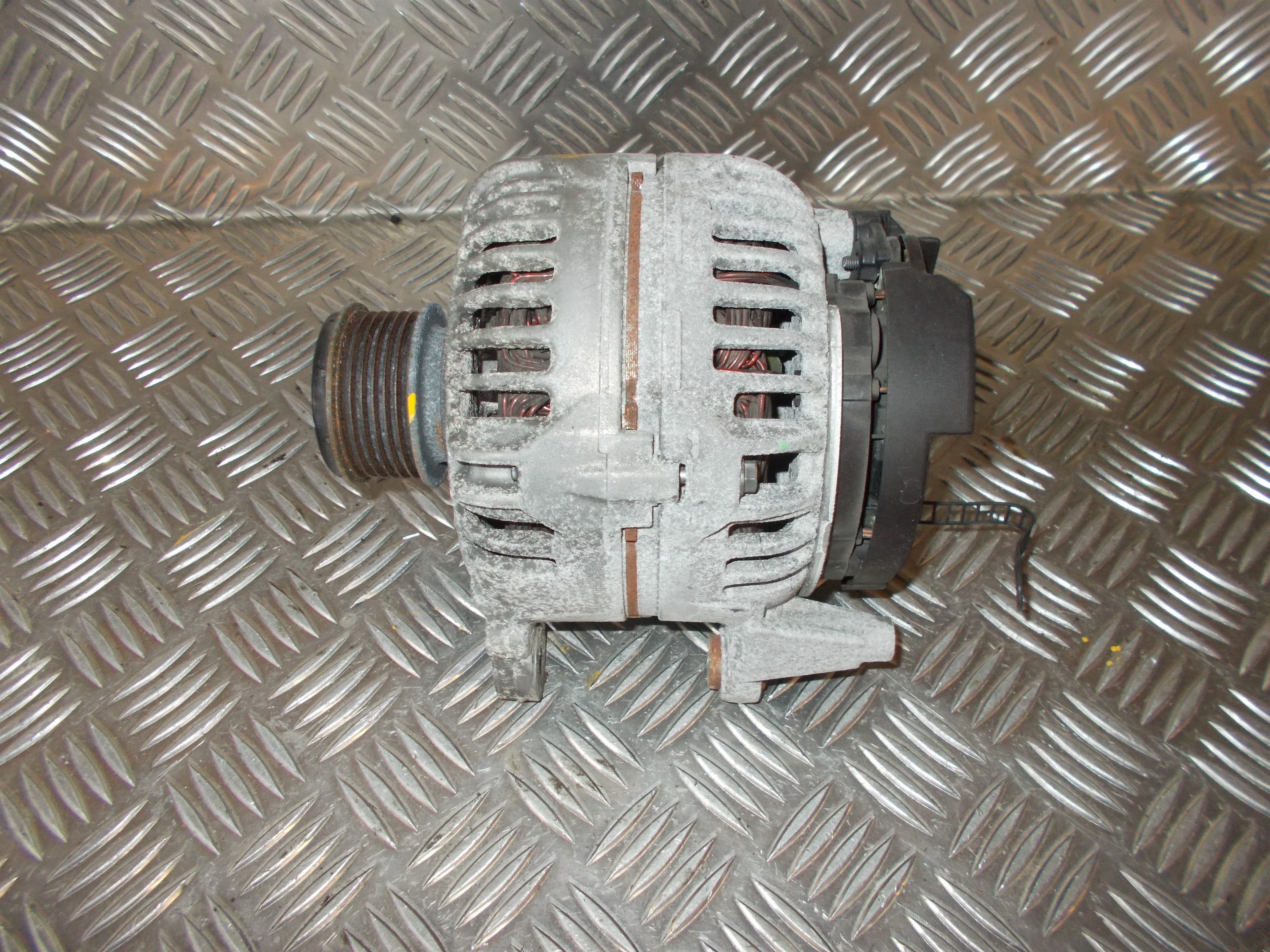 Audi A4 Generator Med OEM Nr. 06F90323J Fra Audi Ophugger