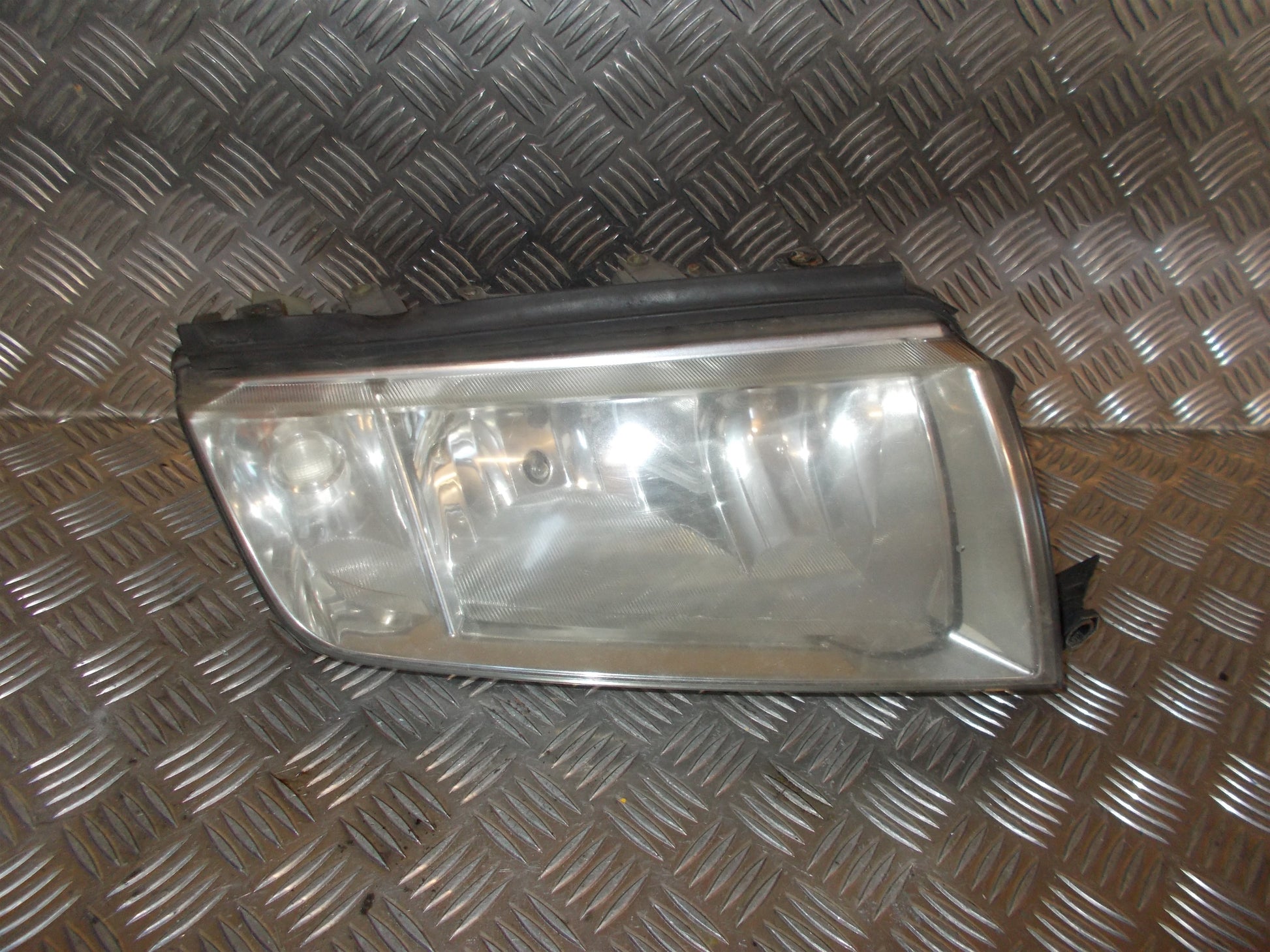 Skoda Fabia Forlygte Med OEM Nr. 6Y1941016H Fra Skoda Ophugger