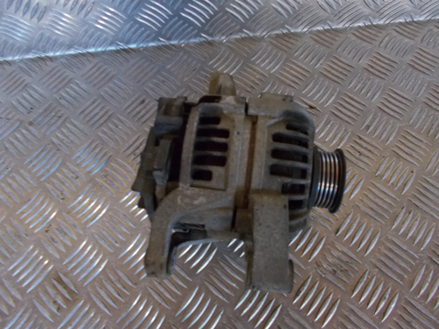 Opel Astra G Generator Med OEM Nr. 0124225002 Fra Opel Ophugger