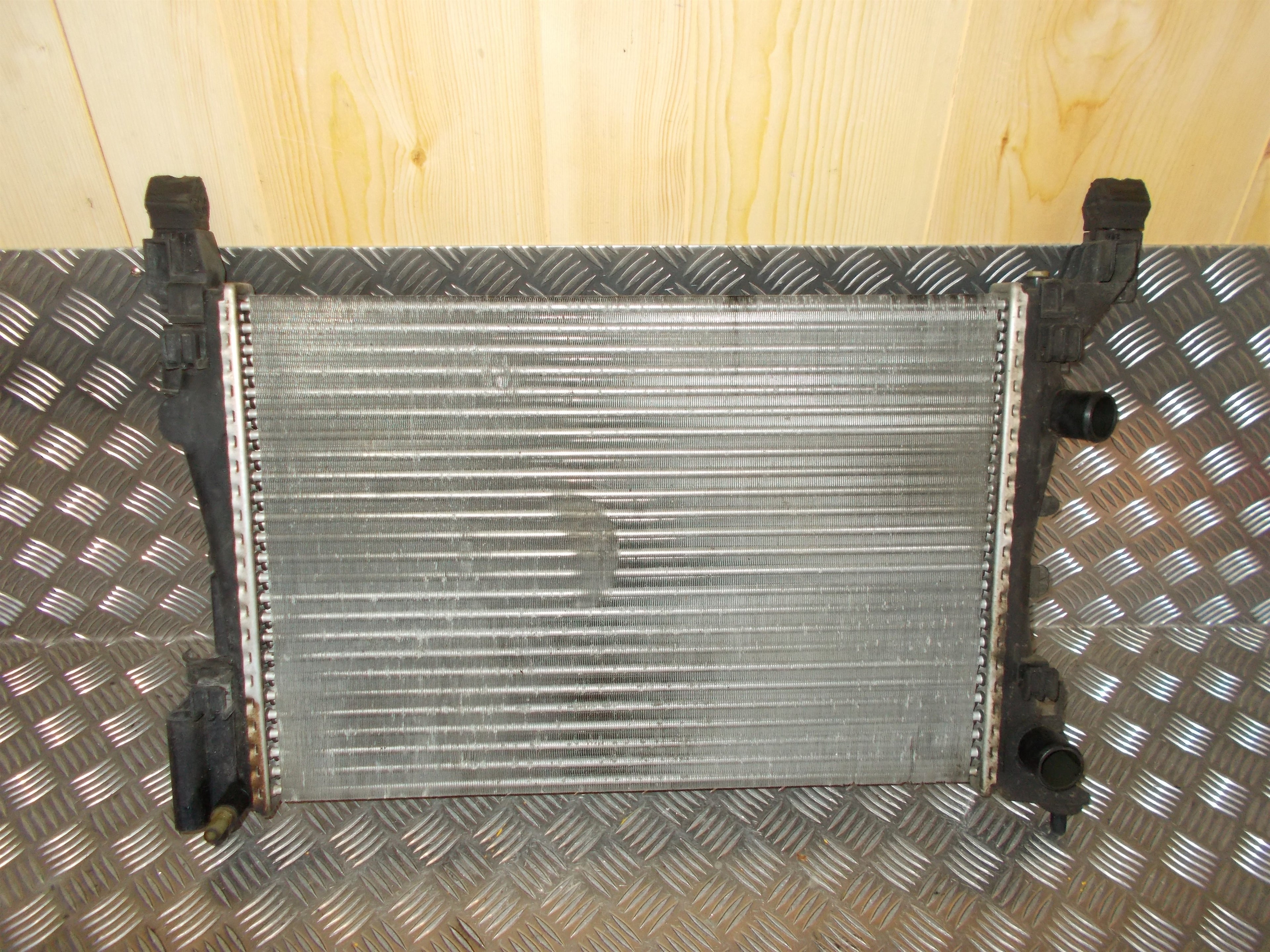 Opel Corsa D Køler Med OEM Nr. 1300340 Fra Opel Ophugger