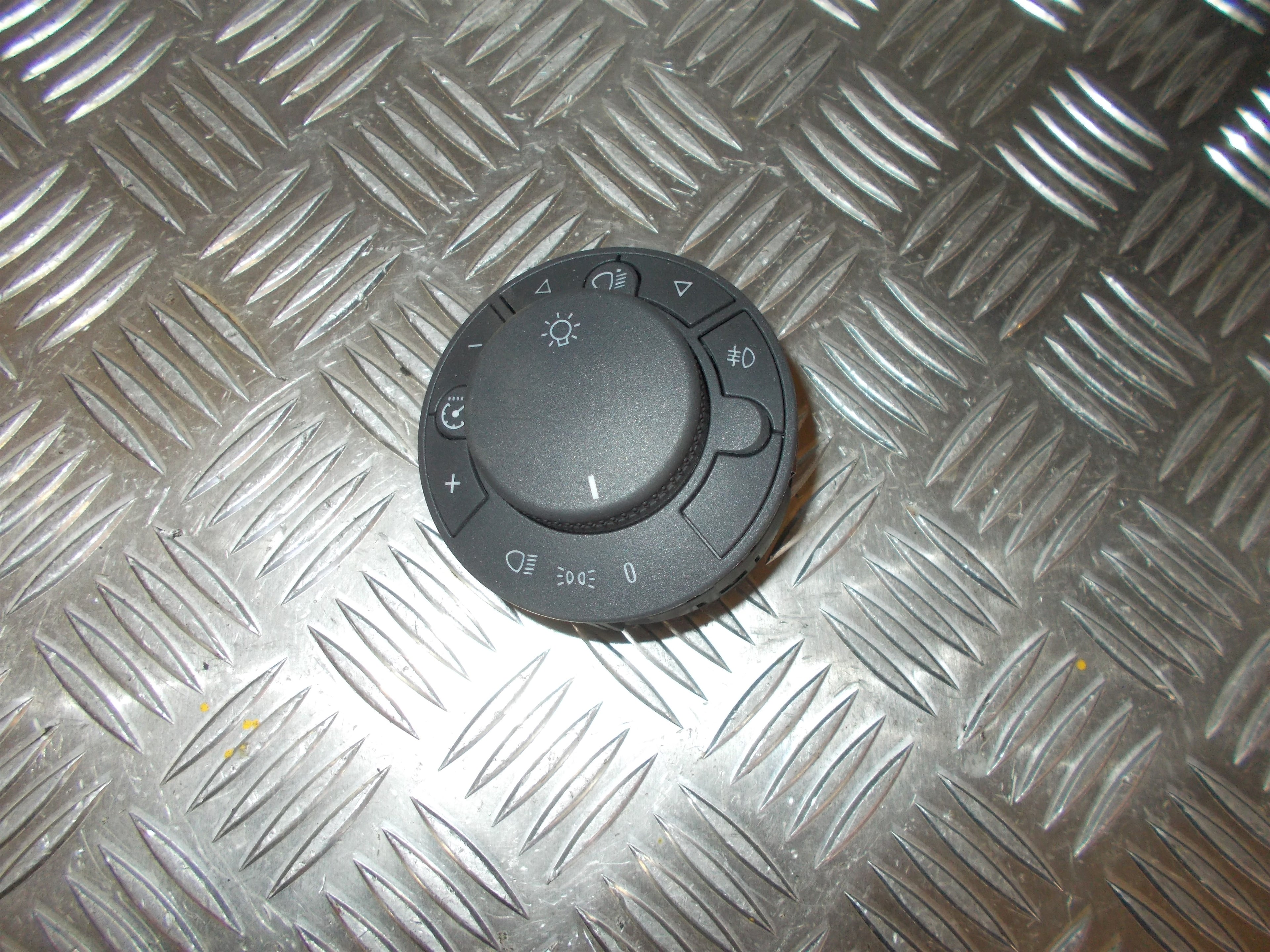 Opel Corsa D Kontakt Lys Med OEM Nr. 13249396EA Fra Opel Ophugger