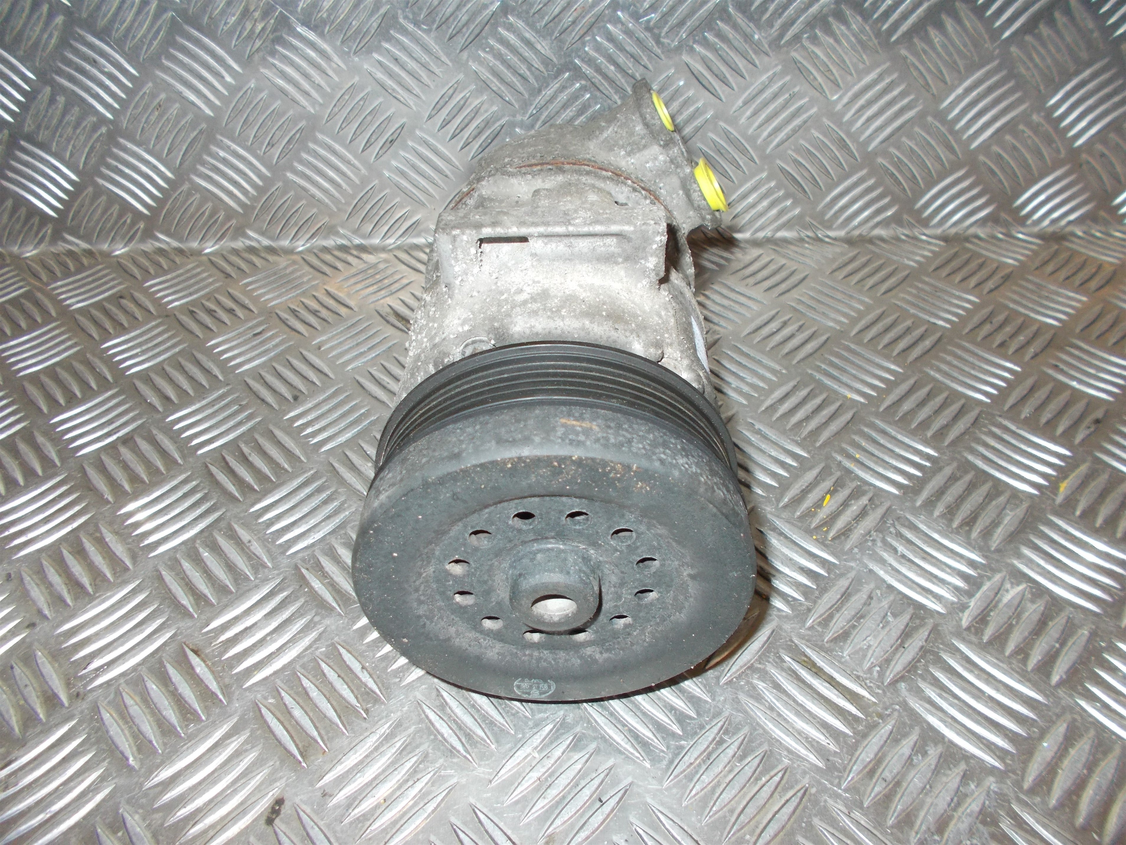 Opel Corsa D Aircondition Pumpe Med OEM Nr. 55701200 Fra Opel Ophugger
