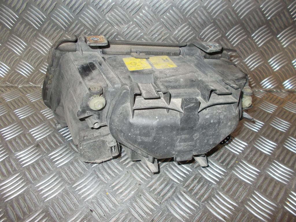 Audi A4 Forlygte Med OEM Nr. Ophugger Fra Audi Ophugger