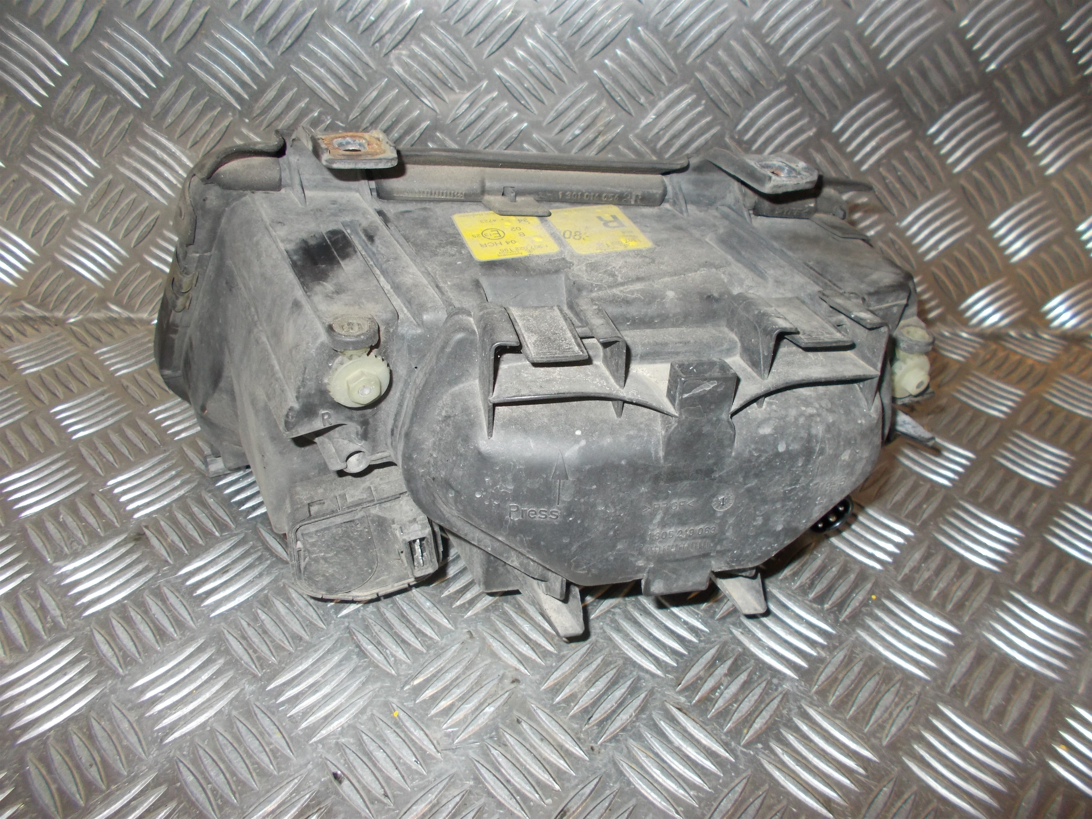 Audi A4 Forlygte Med OEM Nr. Ophugger Fra Audi Ophugger