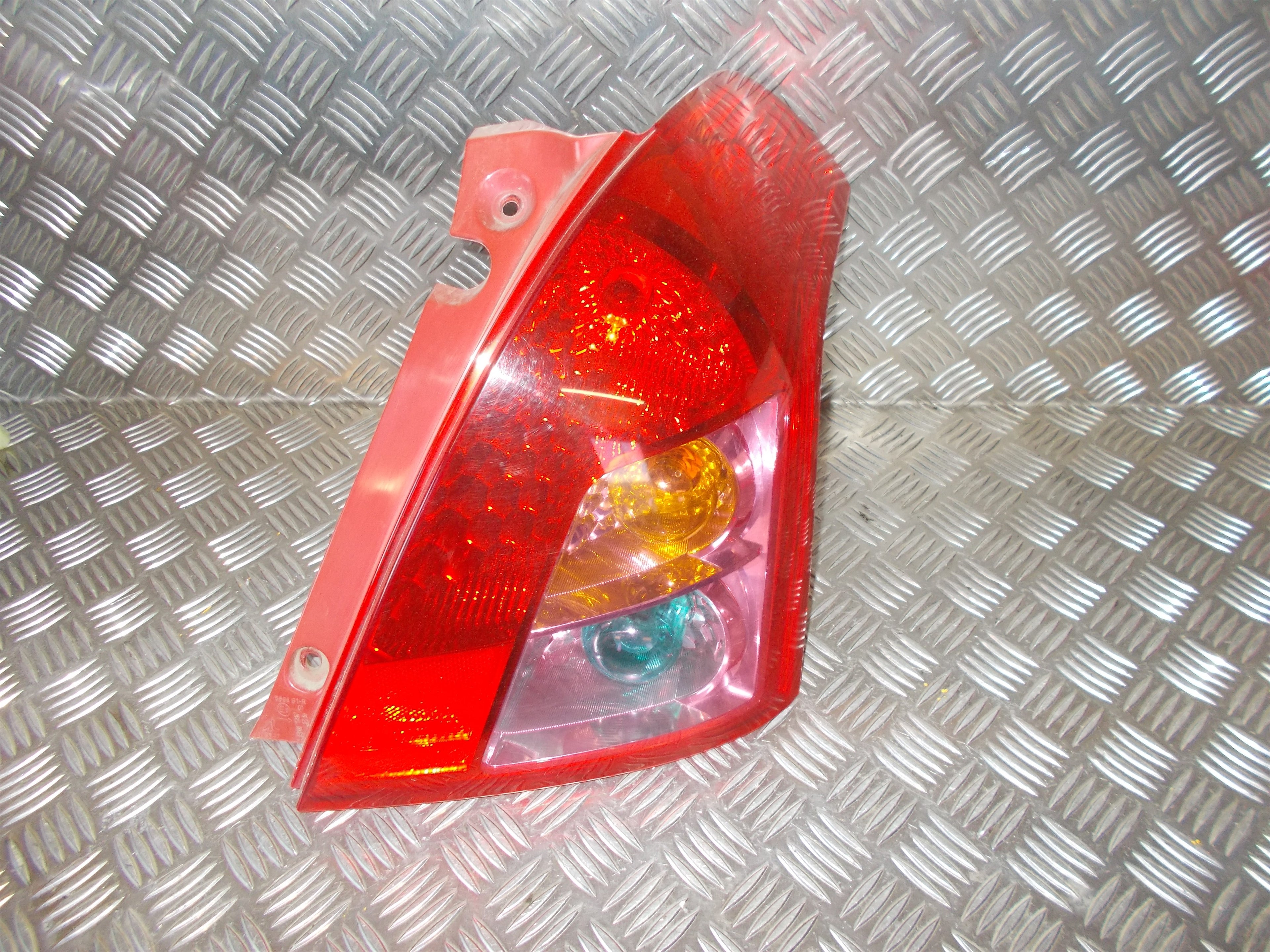 Suzuki Swift Baglygte Med OEM Nr. Ophugger Fra Suzuki Ophugger