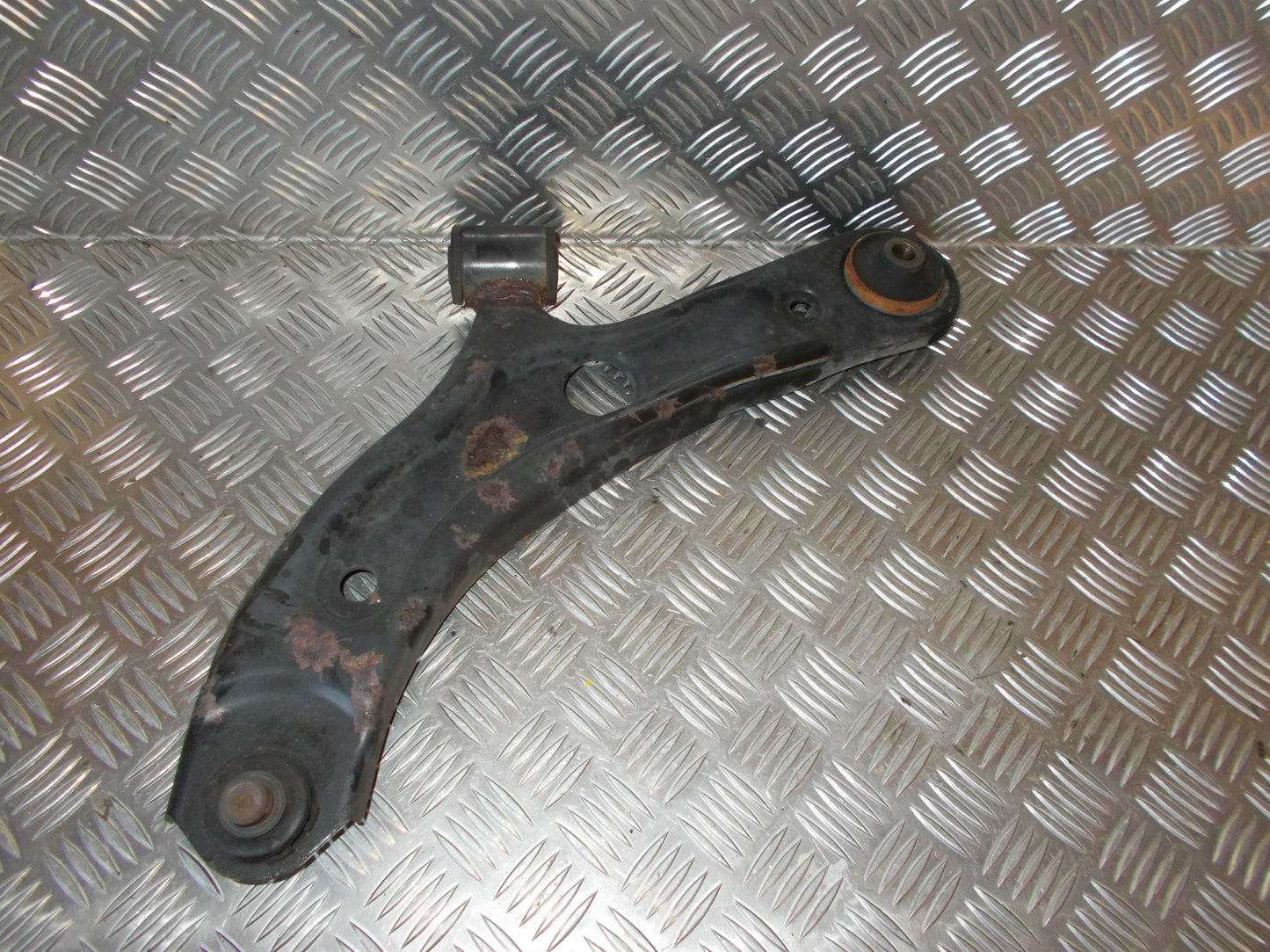 Suzuki Swift Bærearm F.N. V Med OEM Nr. Ophugger Fra Suzuki Ophugger