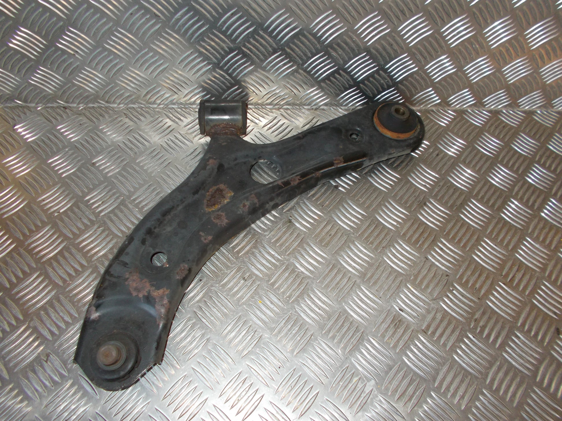 Suzuki Swift Bærearm F.N. V Med OEM Nr. Ophugger Fra Suzuki Ophugger