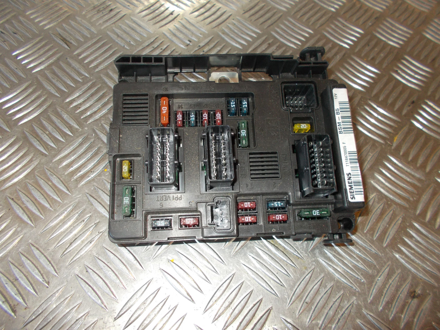 Citroen C5 Sikringsboks Med OEM Nr. 9643498680 Fra Citroen Ophugger