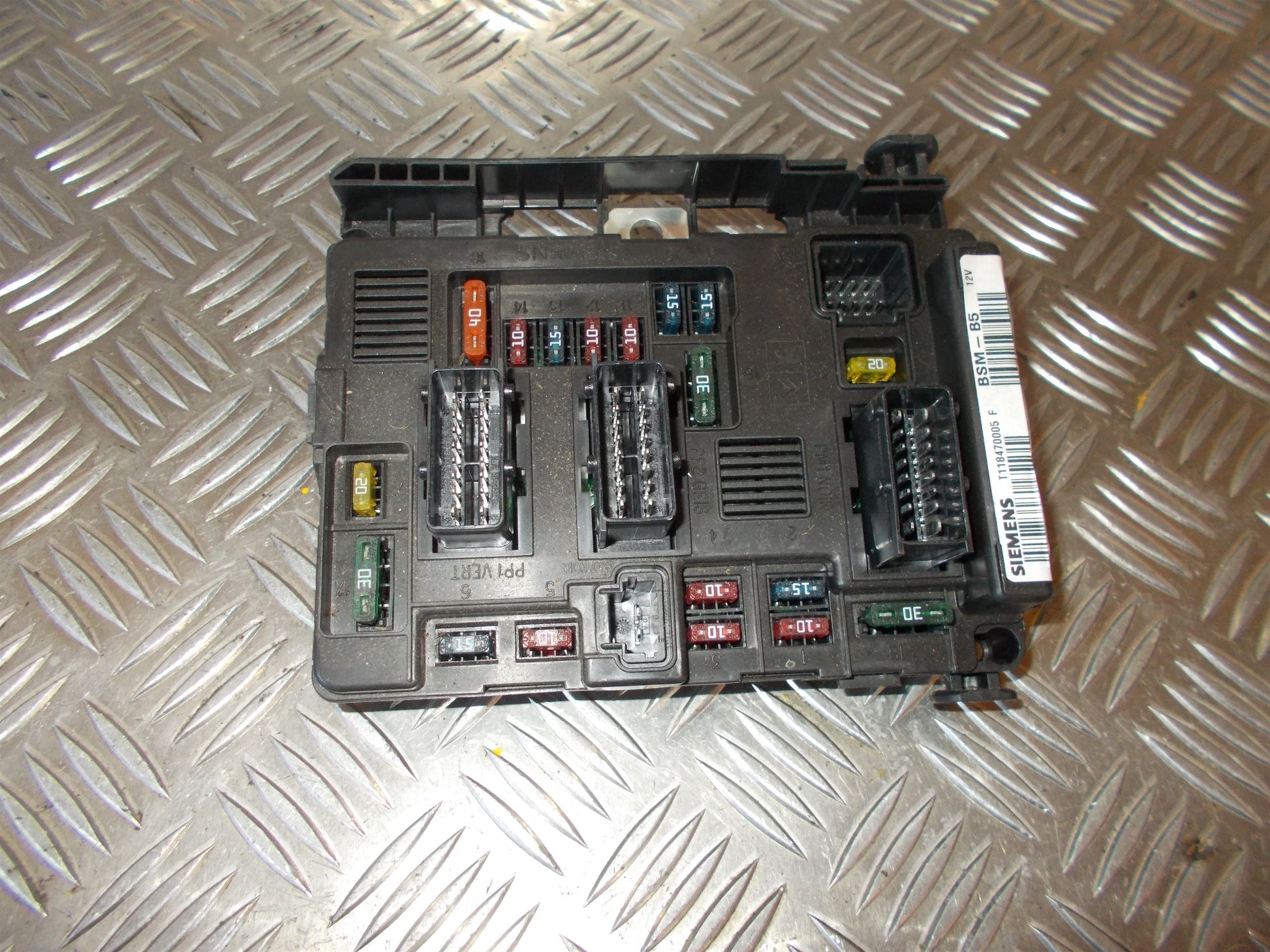 Citroen C5 Sikringsboks Med OEM Nr. 9643498680 Fra Citroen Ophugger