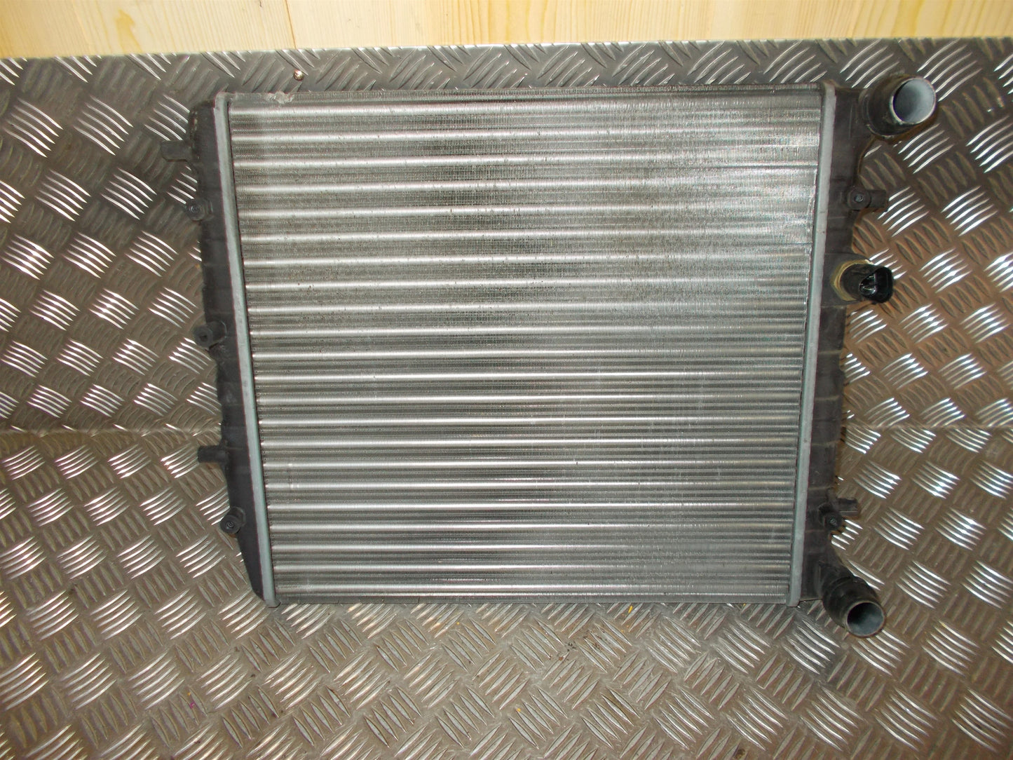 VW Fox 5Z Køler Med OEM Nr. 6QE121253 Fra VW Ophugger