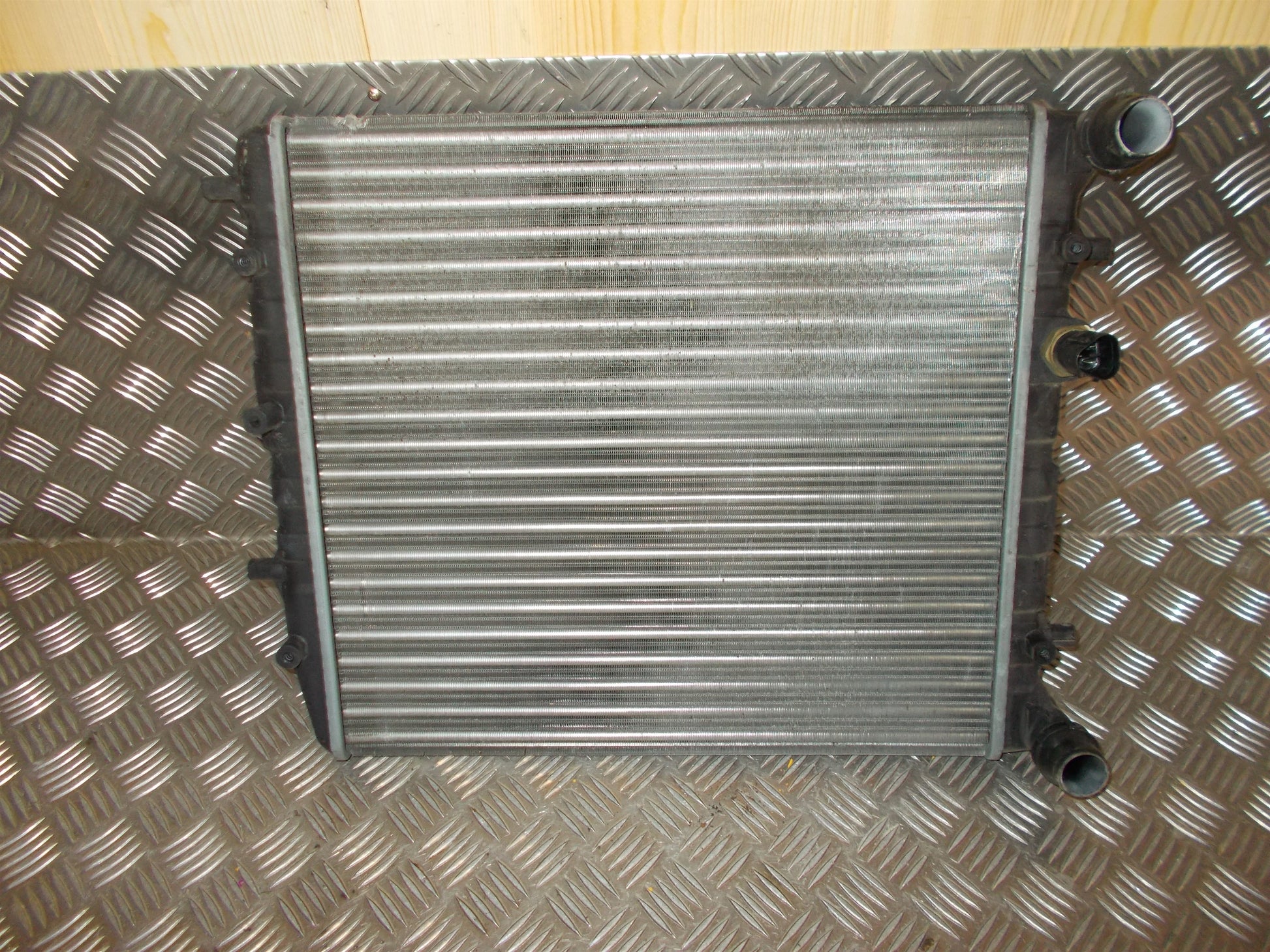 VW Fox 5Z Køler Med OEM Nr. 6QE121253 Fra VW Ophugger