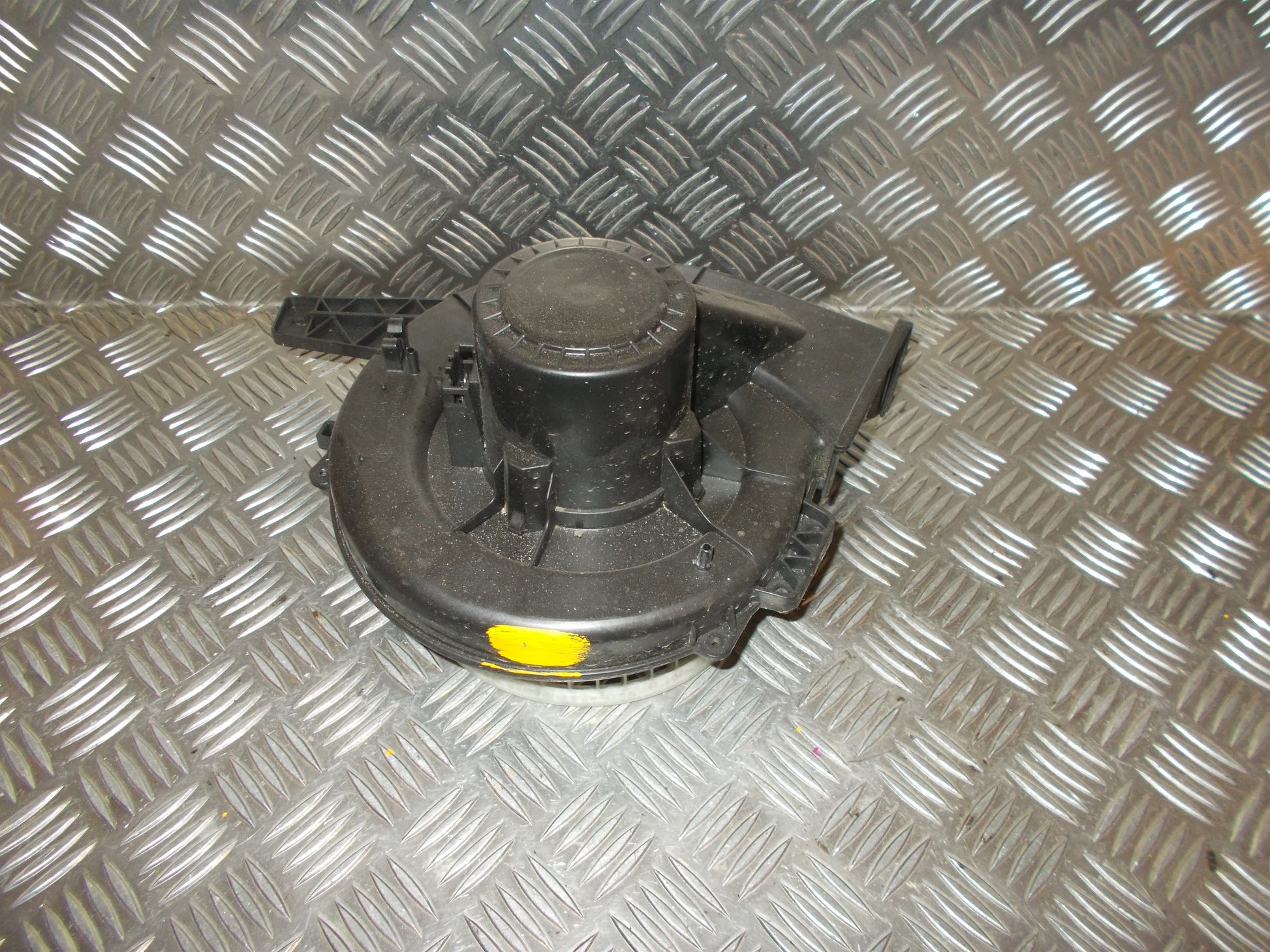 VW Fox 5Z Varmeblæser Med OEM Nr. 6Q1819015G Fra VW Ophugger