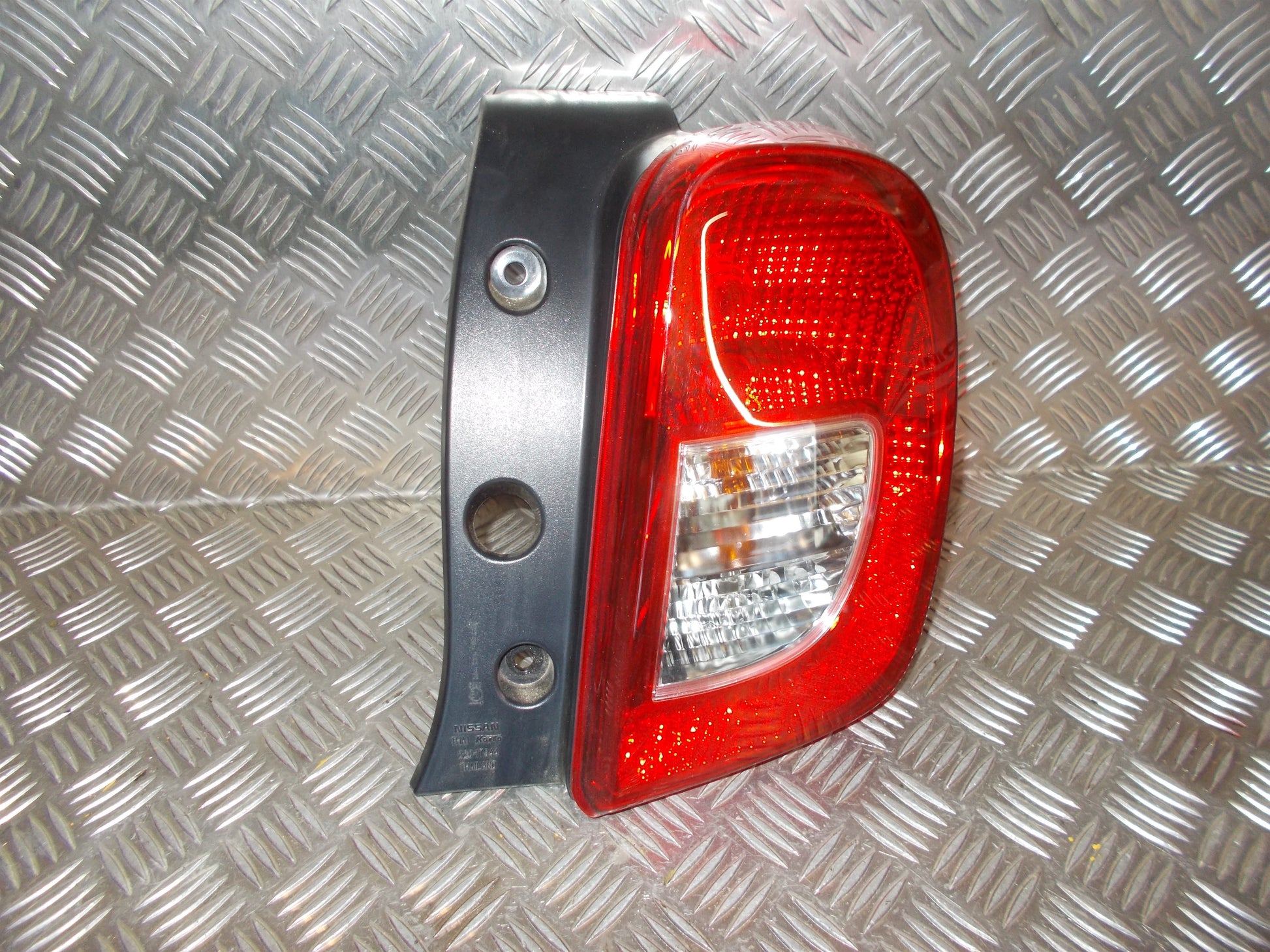 Nissan Micra K13 Baglygte Med OEM Nr. 265503HM0A Fra Nissan Ophugger