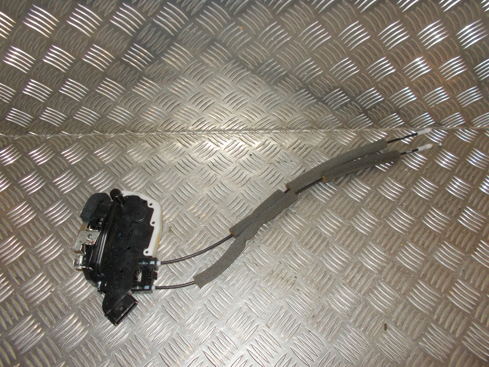 Nissan Micra K13 Dørlås Med OEM Nr. 80500 Fra Nissan Ophugger