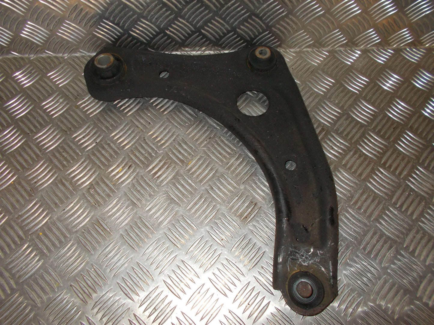 Nissan Micra K13 Bærearm F.N. H Med OEM Nr. 545001HA7A Fra Nissan Ophugger