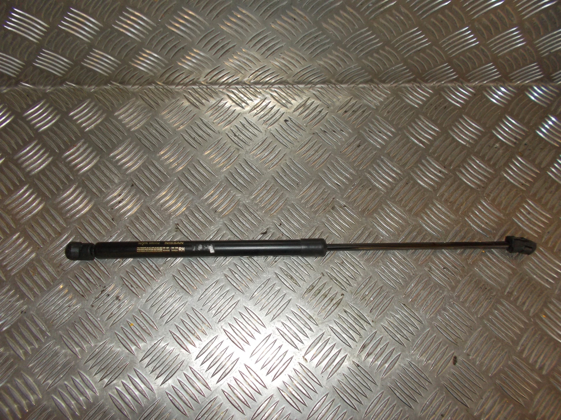 Nissan Micra K13 Bagklapsdæmper Med OEM Nr. 904503HN0A Fra Nissan Ophugger