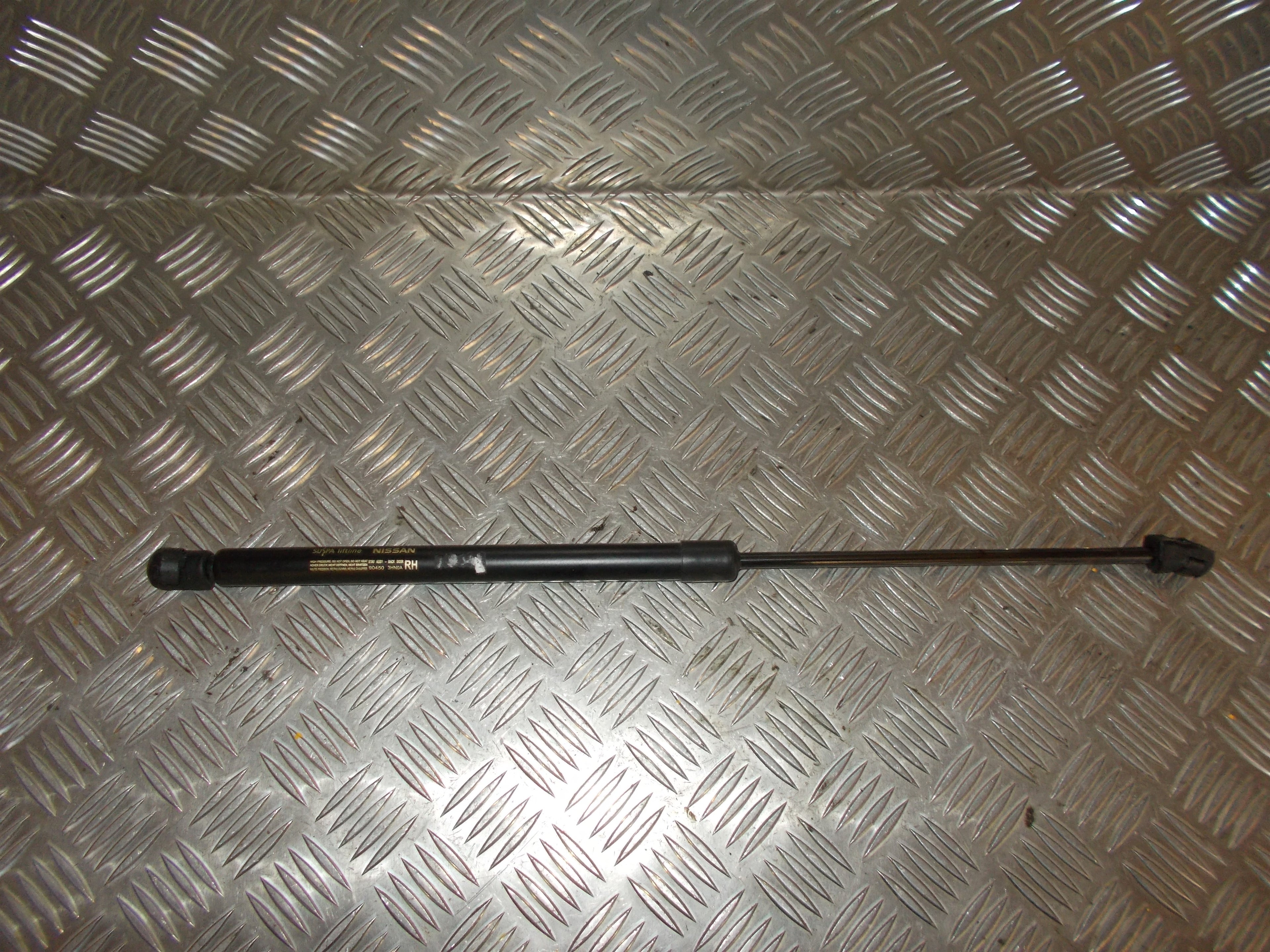 Nissan Micra K13 Bagklapsdæmper Med OEM Nr. 904503HN0A Fra Nissan Ophugger