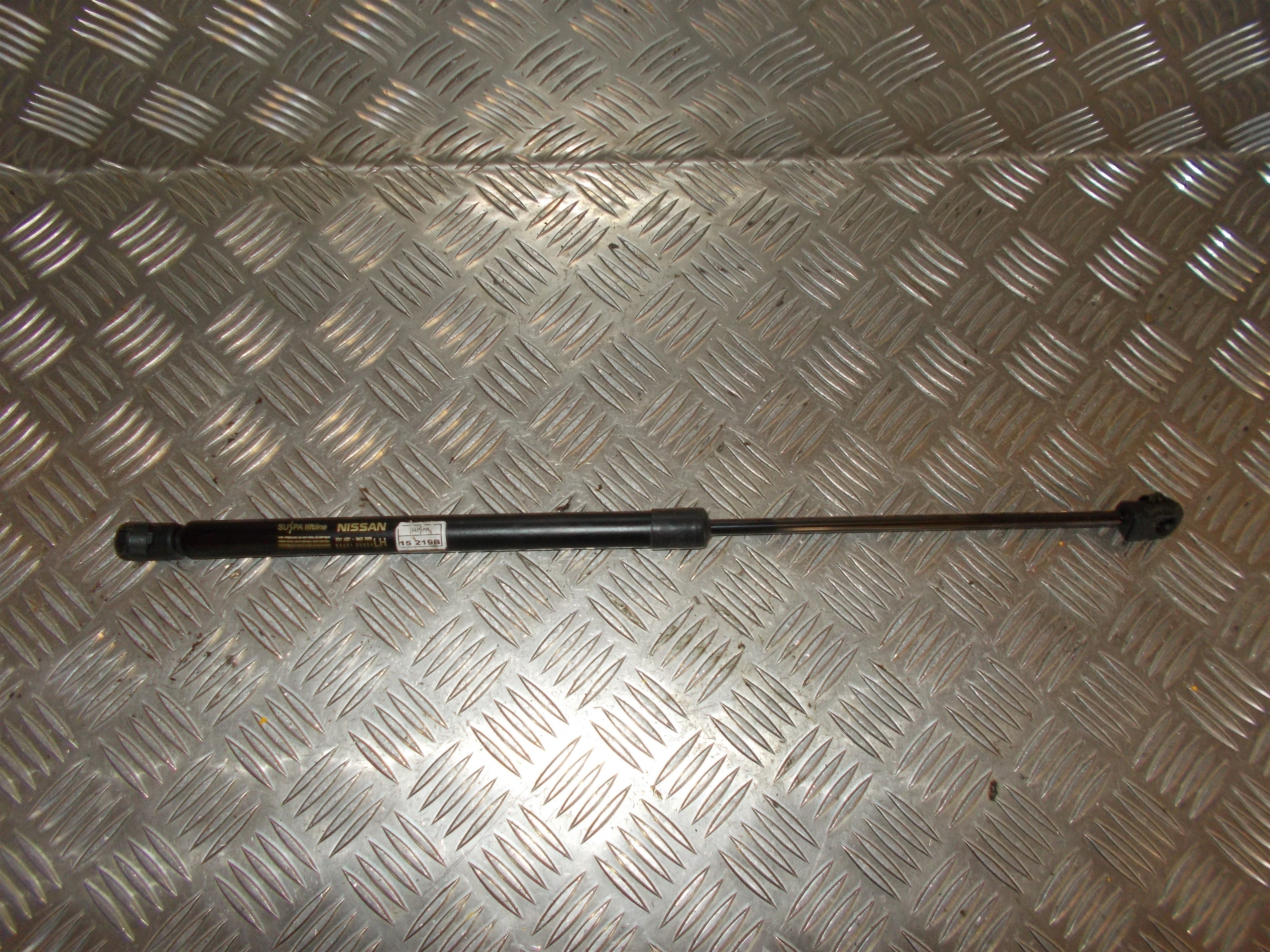 Nissan Micra K13 Bagklapsdæmper Med OEM Nr. 904513HN0A Fra Nissan Ophugger