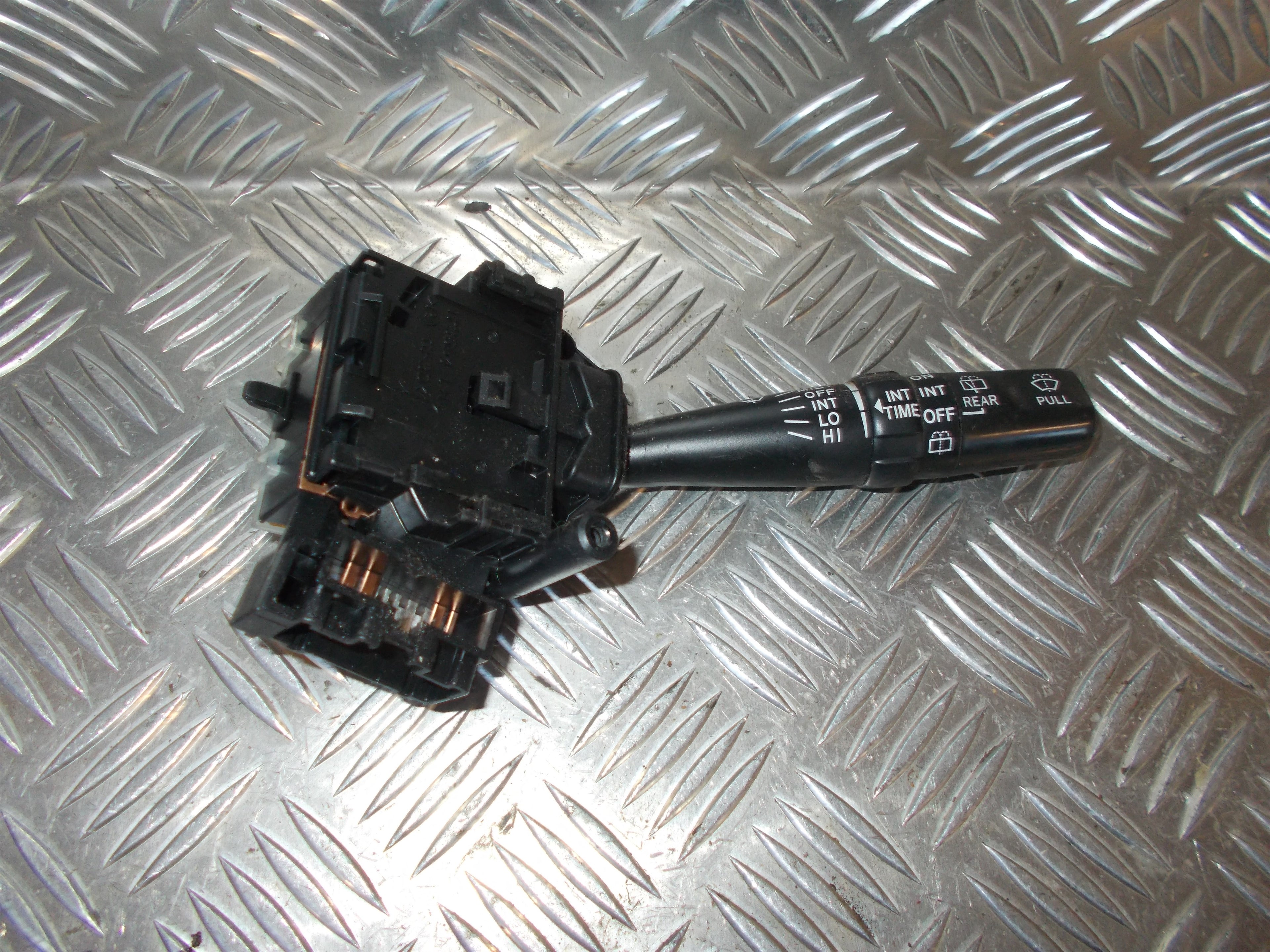 Toyota Avensis Verso Kontakt Visker Med OEM Nr. 8465228640 Fra Toyota Ophugger