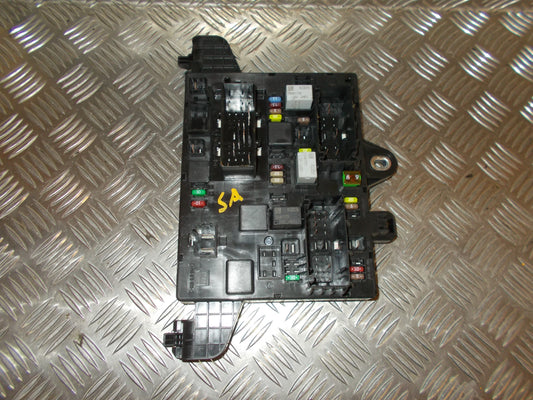 Opel Astra J Sikringsboks Med OEM Nr. 13302301 Fra Opel Ophugger