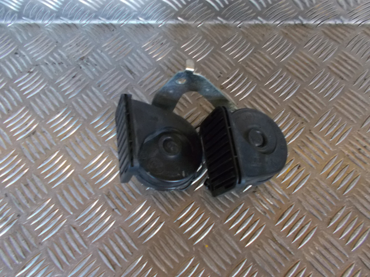 Opel Astra J Horn Med OEM Nr. 0055306 Fra Opel Ophugger