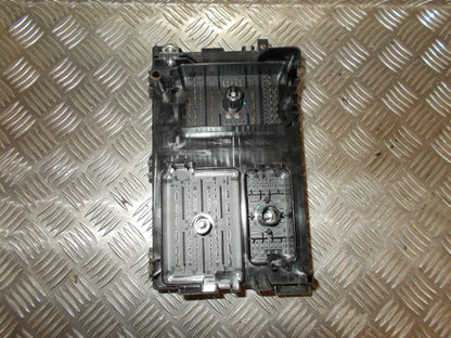 Opel Astra J Sikringsboks Med OEM Nr. 13343769 Fra Opel Ophugger