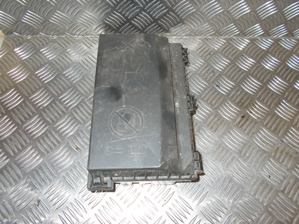 Opel Astra J Sikringsboks Med OEM Nr. 13343769 Fra Opel Ophugger