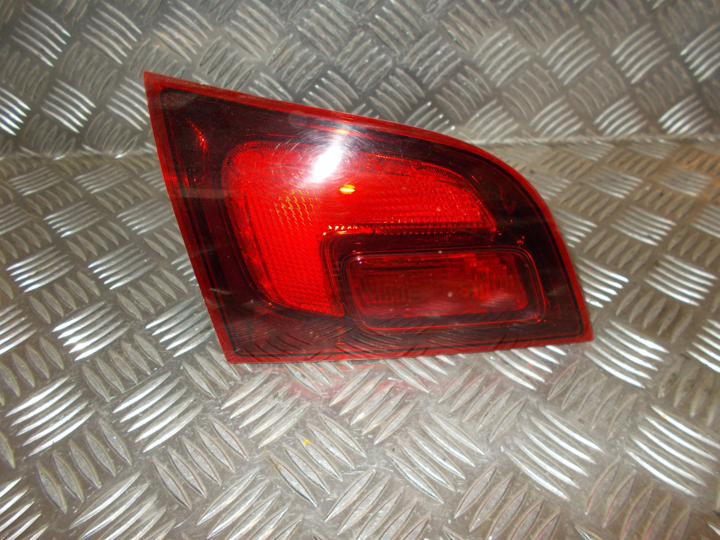 Opel Astra J Baglygte Med OEM Nr. 13314054 Fra Opel Ophugger