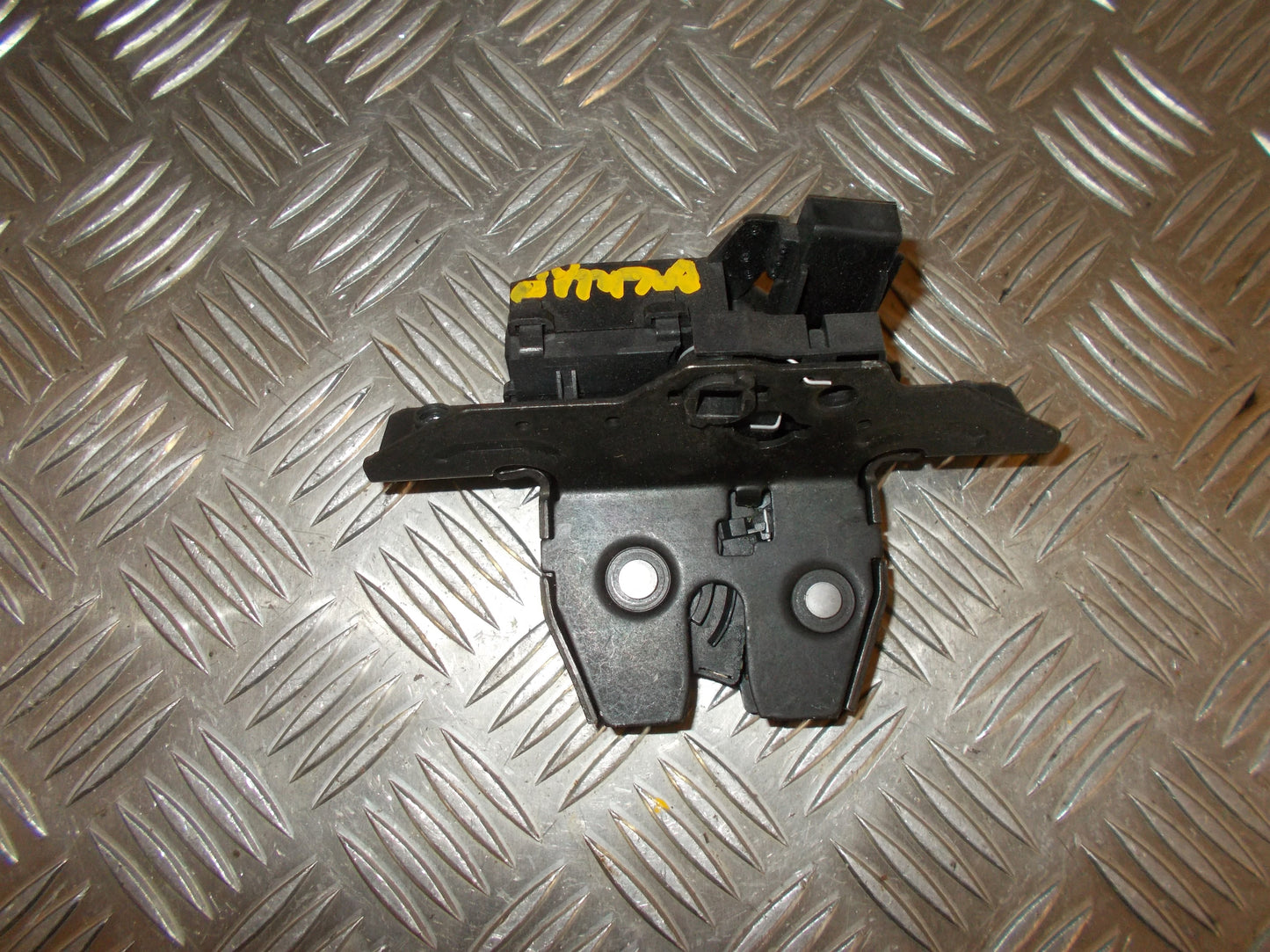 Opel Astra J Dørlås Med OEM Nr. 13581023 Fra Opel Ophugger