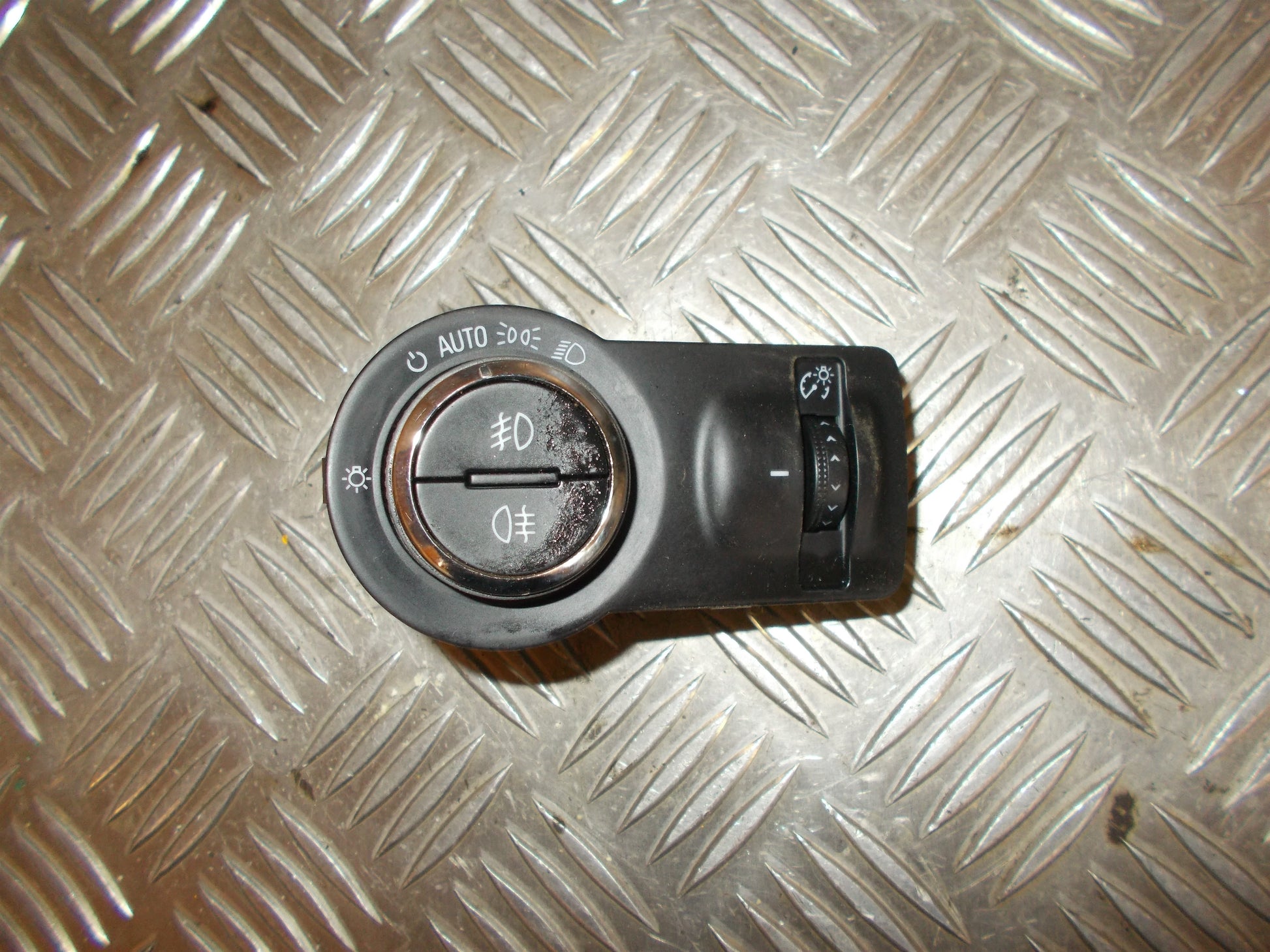 Opel Astra J Kontakt Lys Med OEM Nr. 13268707 Fra Opel Ophugger