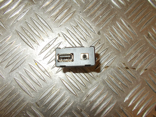 Opel Astra J Radio Div. Tilbehør Med OEM Nr. 13260040 Fra Opel Ophugger