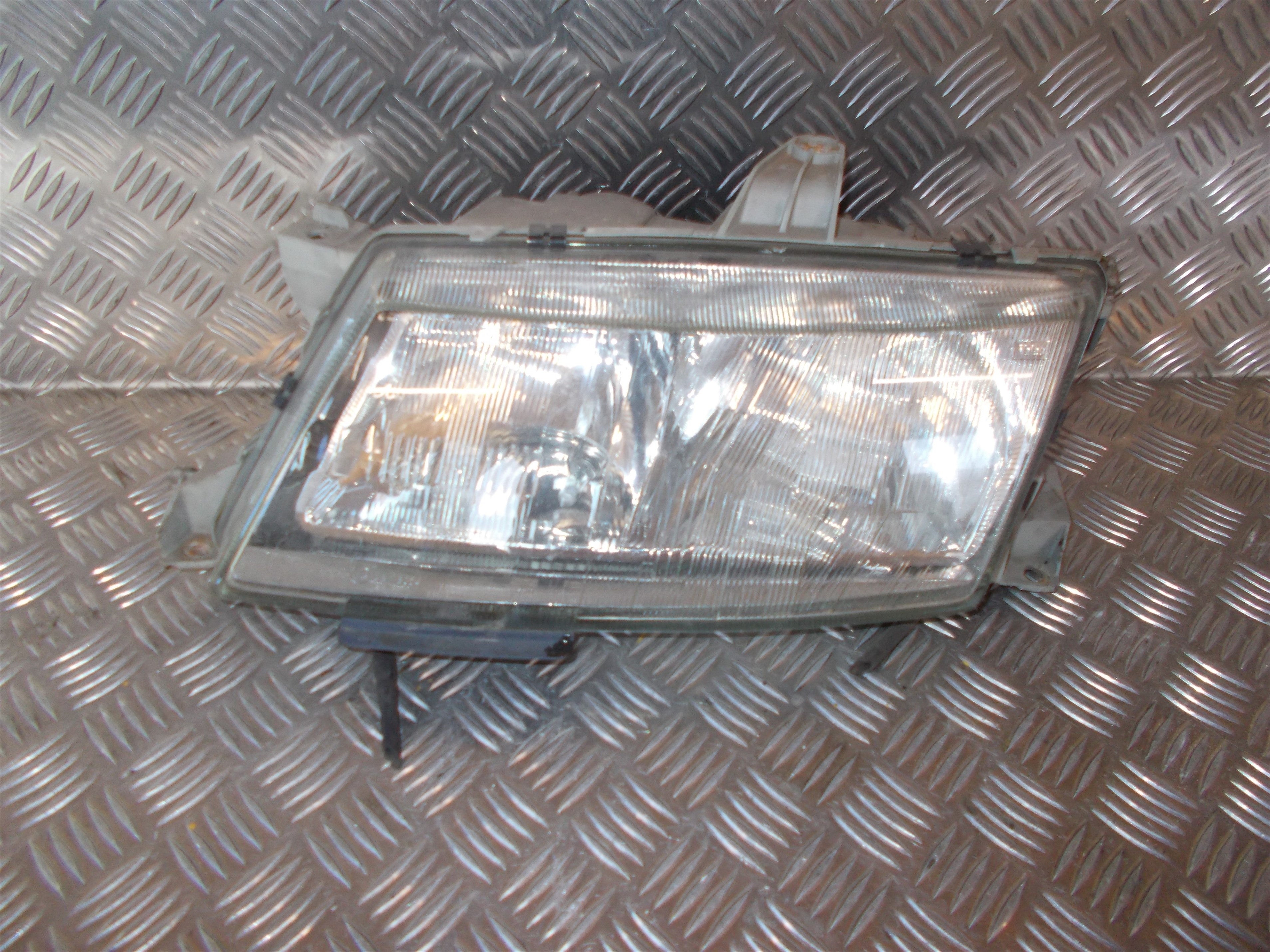 Saab 9-5 Forlygte Med OEM Nr. Ophugger Fra Saab Ophugger