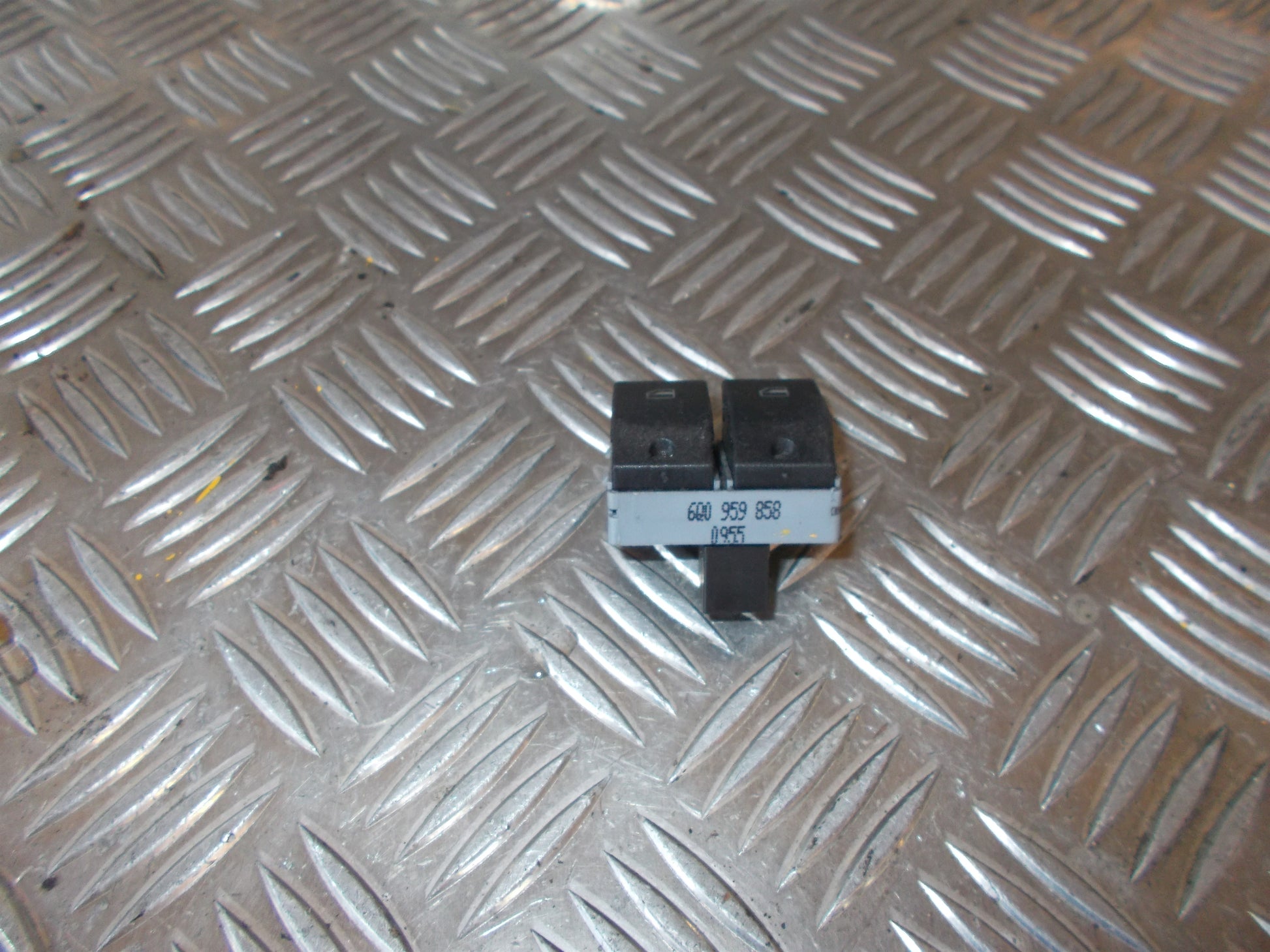 VW Polo 9N Kontakt Rudehejs Med OEM Nr. 6Q0959858 Fra VW Ophugger