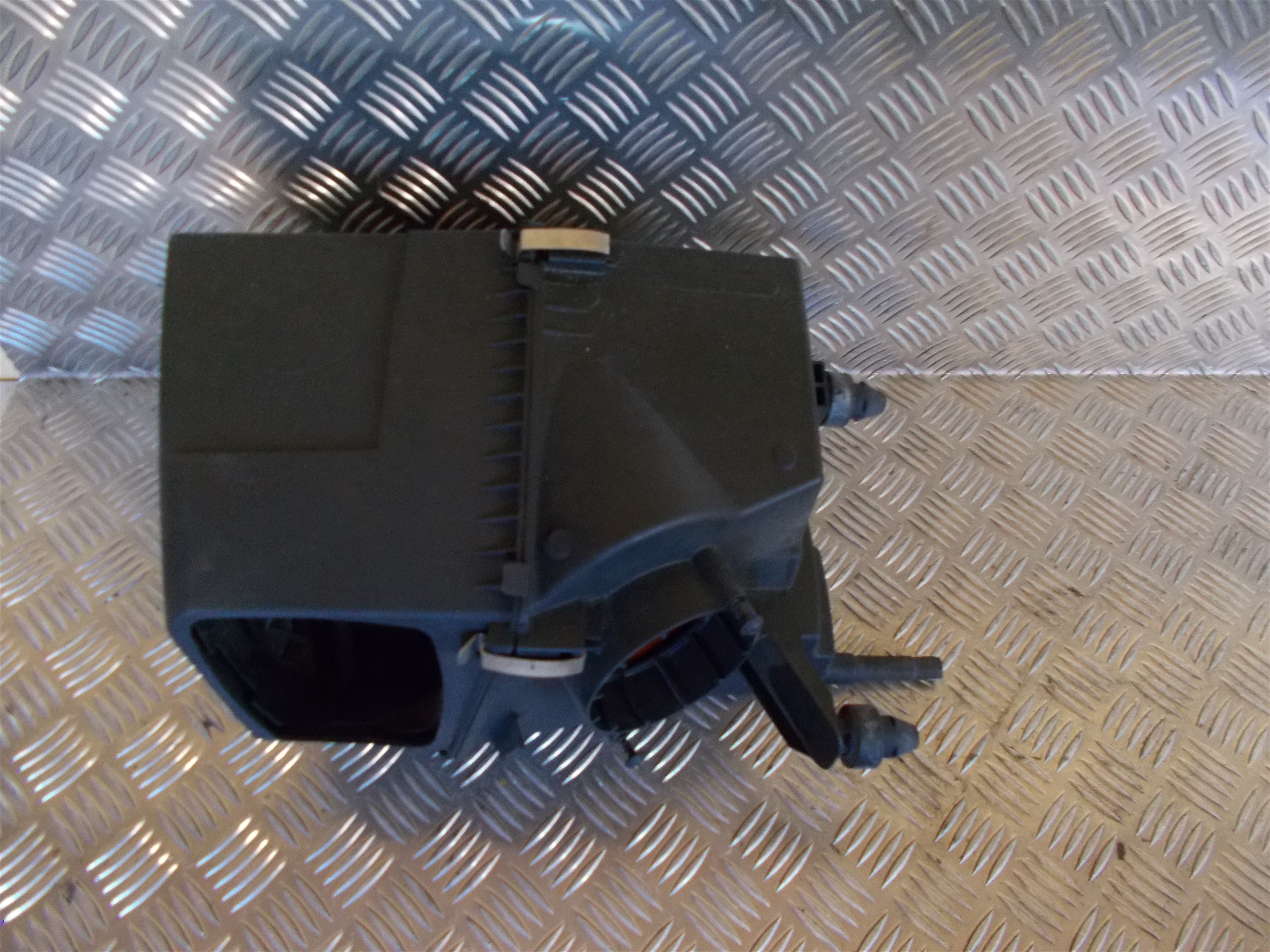 Audi A6 Luftfilterkasse  Med OEM Nr. 4F0133843A Fra Audi Ophugger