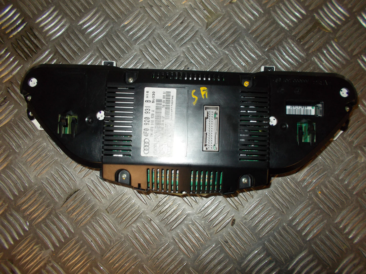 Audi A6 Speedometer - Instrument Med OEM Nr. 4F0920931B Fra Audi Ophugger