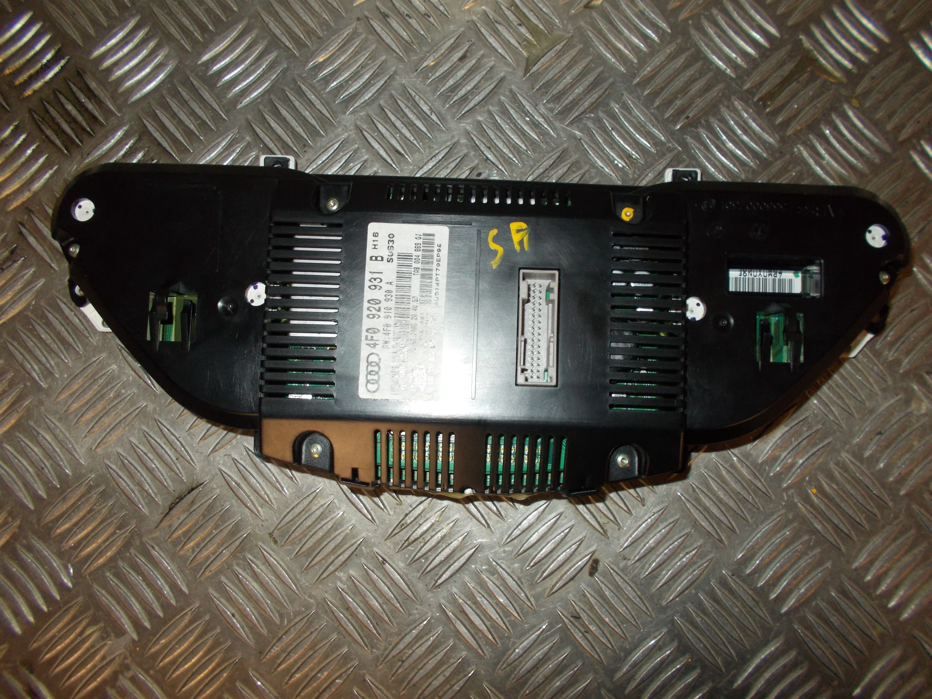 Audi A6 Speedometer - Instrument Med OEM Nr. 4F0920931B Fra Audi Ophugger