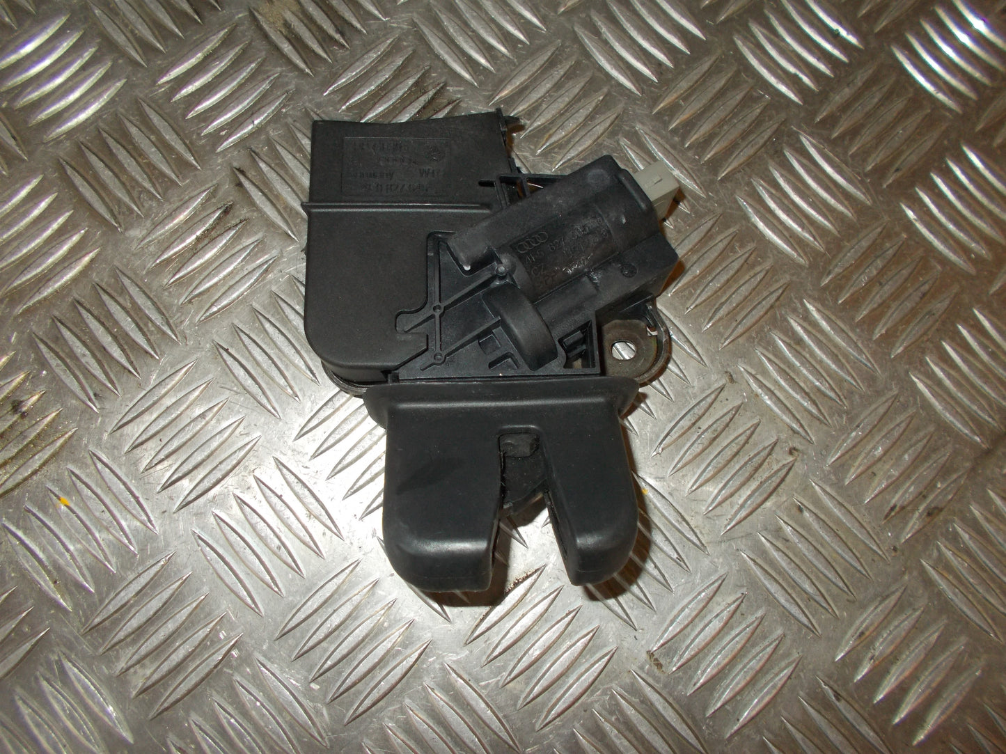 Audi A6 Dørlås Med OEM Nr. 4E0827645 Fra Audi Ophugger